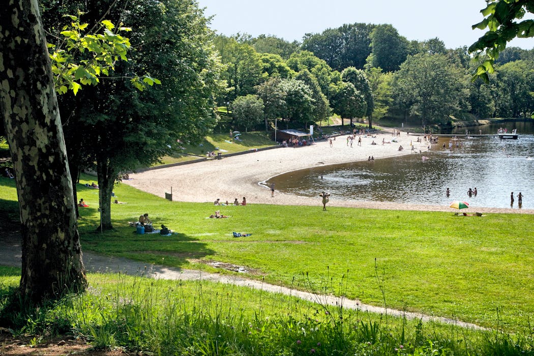À l'ouest du village de Seilhac, le lac de Bournazel est un atout touristique majeur avec son offre d'activités de loisirs en plein air : baignade, wakeboard, pêche...