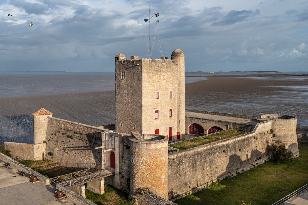 Le fort Vauban de Fouras (XIVe-XVIIe), avec le fort Enet et l’île d’Aix en arrière-plan.