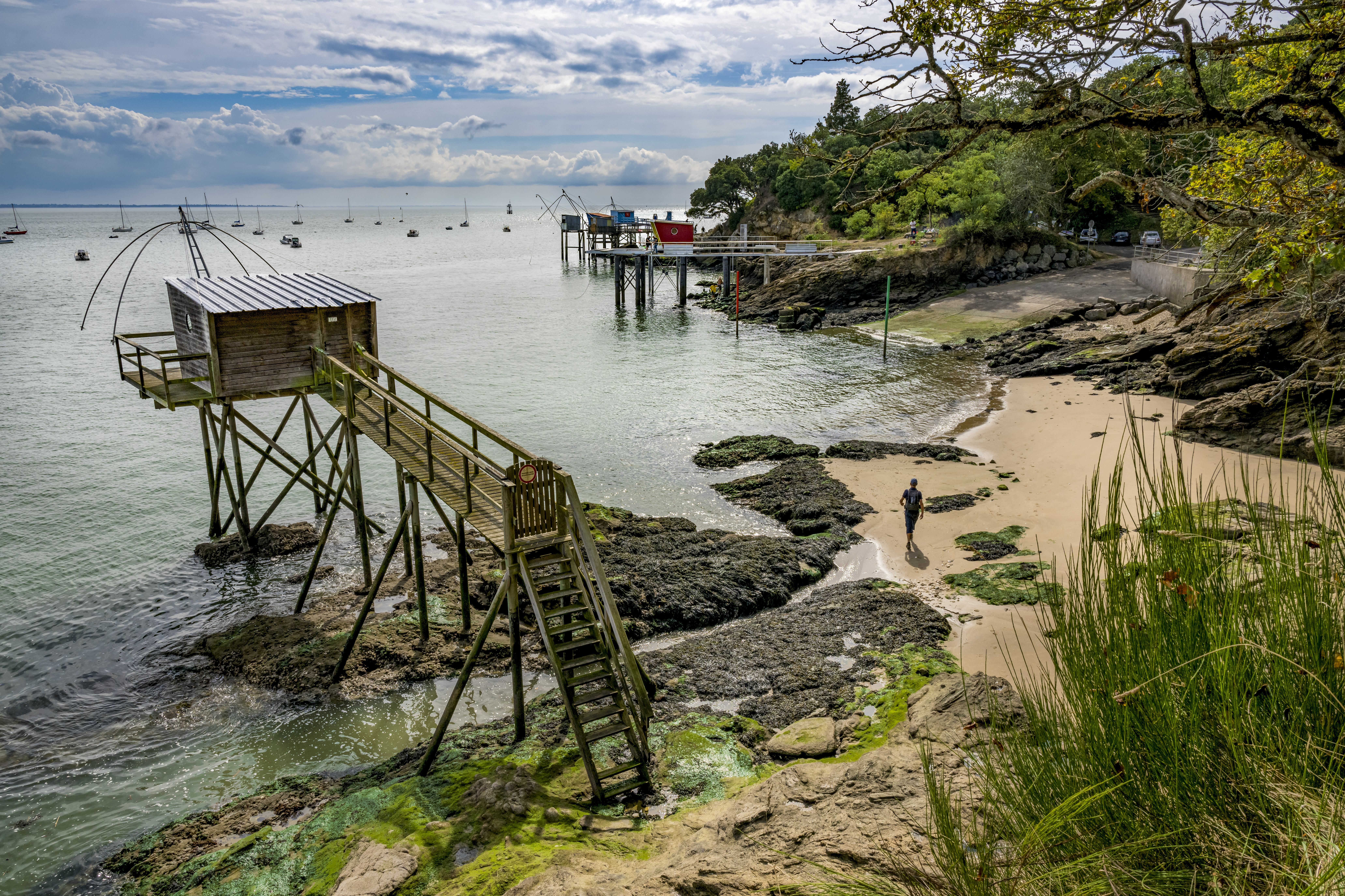 Le long du sentier des Douaniers s’égrènent les pêcheries, ces jolies cabanes en bois où l’on pratique encore la pêche au carrelet.