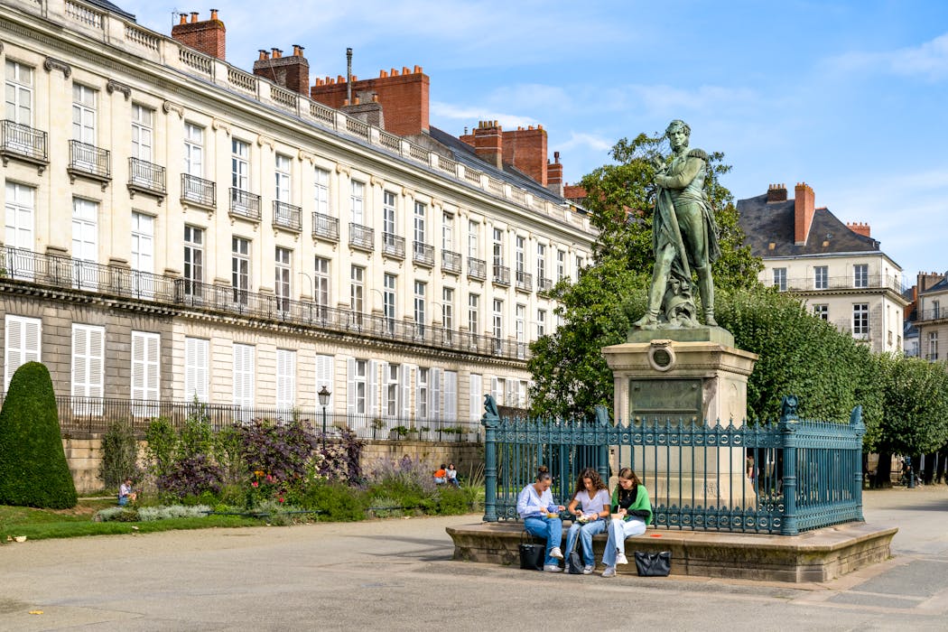 Au xviiie siècle, Graslin incarne la réussite financière de la ville. Le cours Cambronne (à dr.), allée piétonne bordée d’immeubles bourgeois, et le théâtre (ci-dessus) – qui rappelle les temples grecs – font partie des lieux emblématiques de ce quartier.