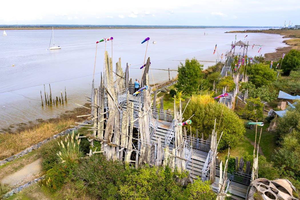 Sur le chemin de halage du canal de la Martinière nous attend le « Misconcei- vable », une installation surprenante de l’Autrichien Erwin Wurm, soit la réplique d’un voilier piquant vers le fleuve.