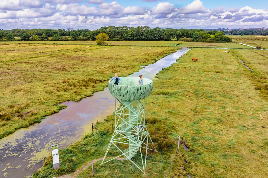 Dans le marais du Syl, des Nids-Observa- toires XXL en aluminium permettent de prendre de la hauteur.