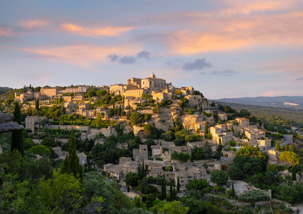 Le village perché de Gordes dans le Vaucluse au coucher du soleil
