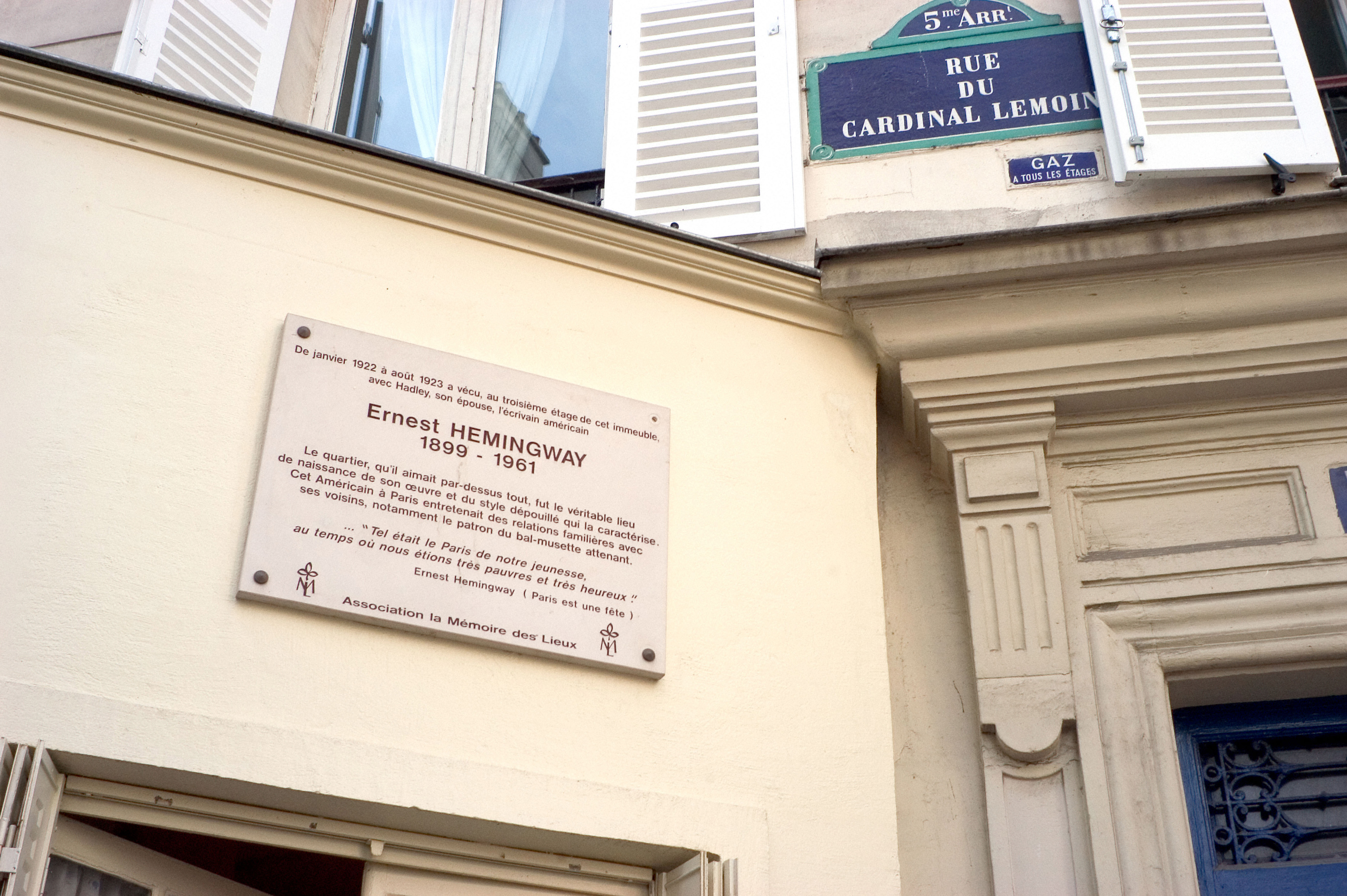 Rue Cardinal-Lemoine, n° 74. Lieu de résidence du jeune Hemingway et de sa famille, « au temps où [ils étaient] très pauvres et très heureux ».
