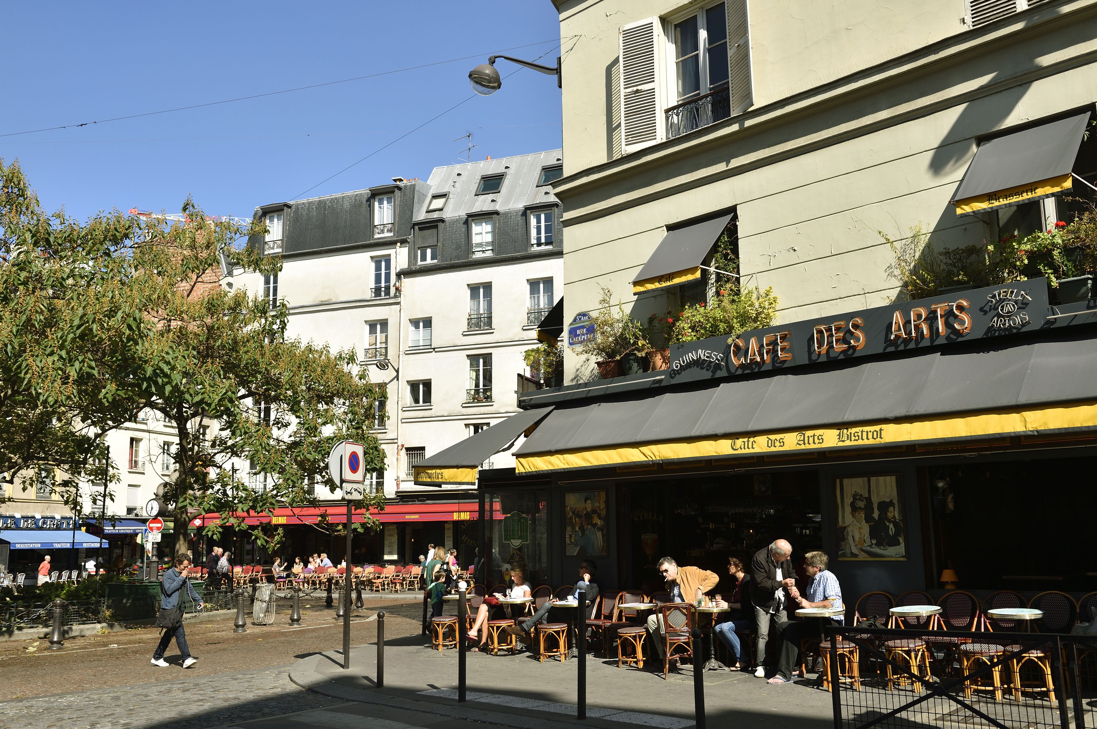 La place de la Contrescarpe, un lieu très animé où l’on profite des terrasses des bars et restaurants.