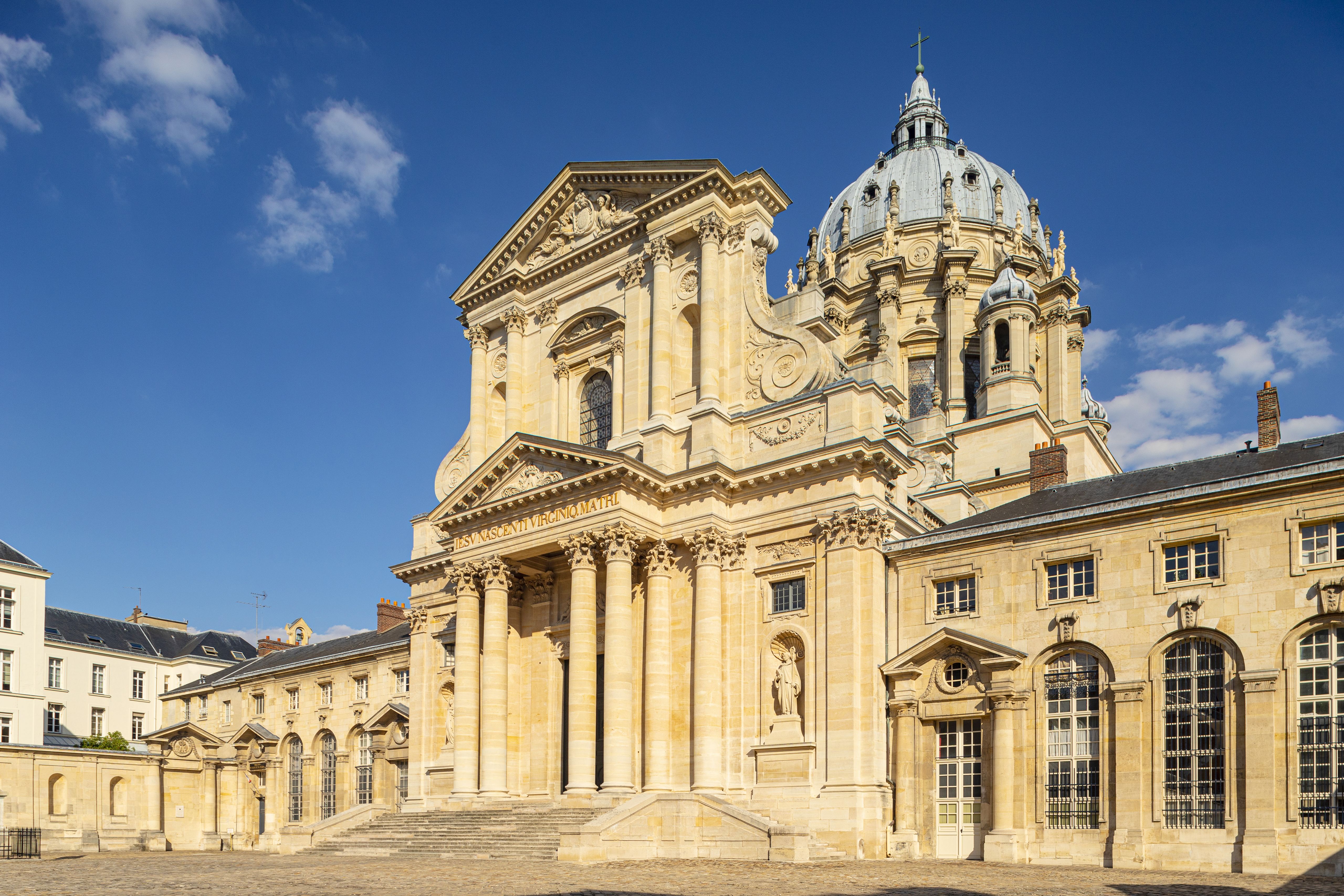 L’église du Val-de-Grâce, construite au milieu du XVIIe siècle sur ordre de la reine Anne d’Autriche. Non loin de là se trouve la Closerie des Lilas où, dans les années 1920, Hemingway passait ses après-midi à noircir des cahiers tout en gardant son nouveau-né.