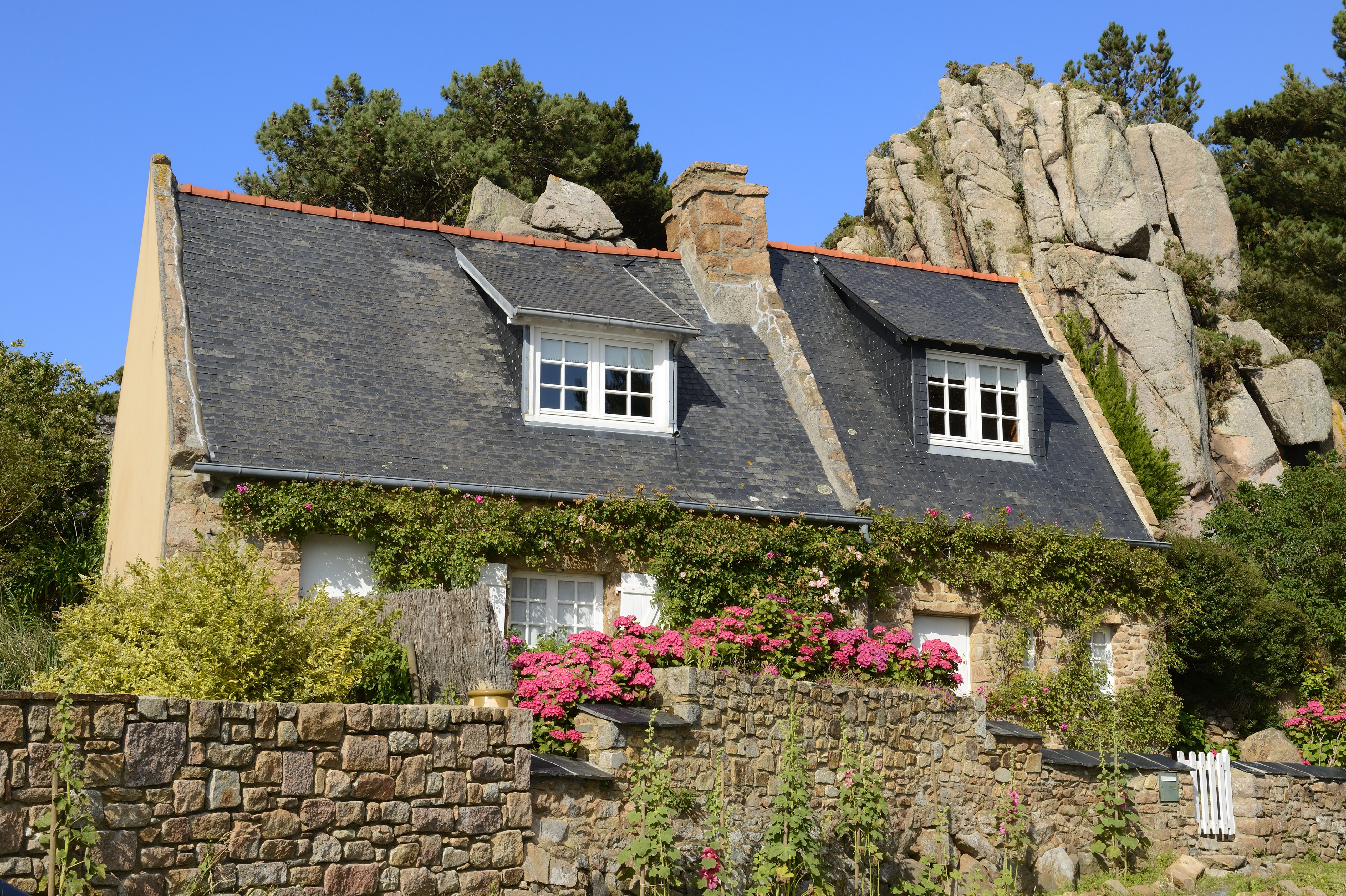 la baie de Port-Blanc est l’occasion d’une balade enchanteresse. On peut y admirer le rocher de la Sentinelle et son ancienne tour de guet, les maisons fleuries de la station balnéaire de Buguélès, sans oublier l’île Illiec et son impressionnant sillon de galets.
