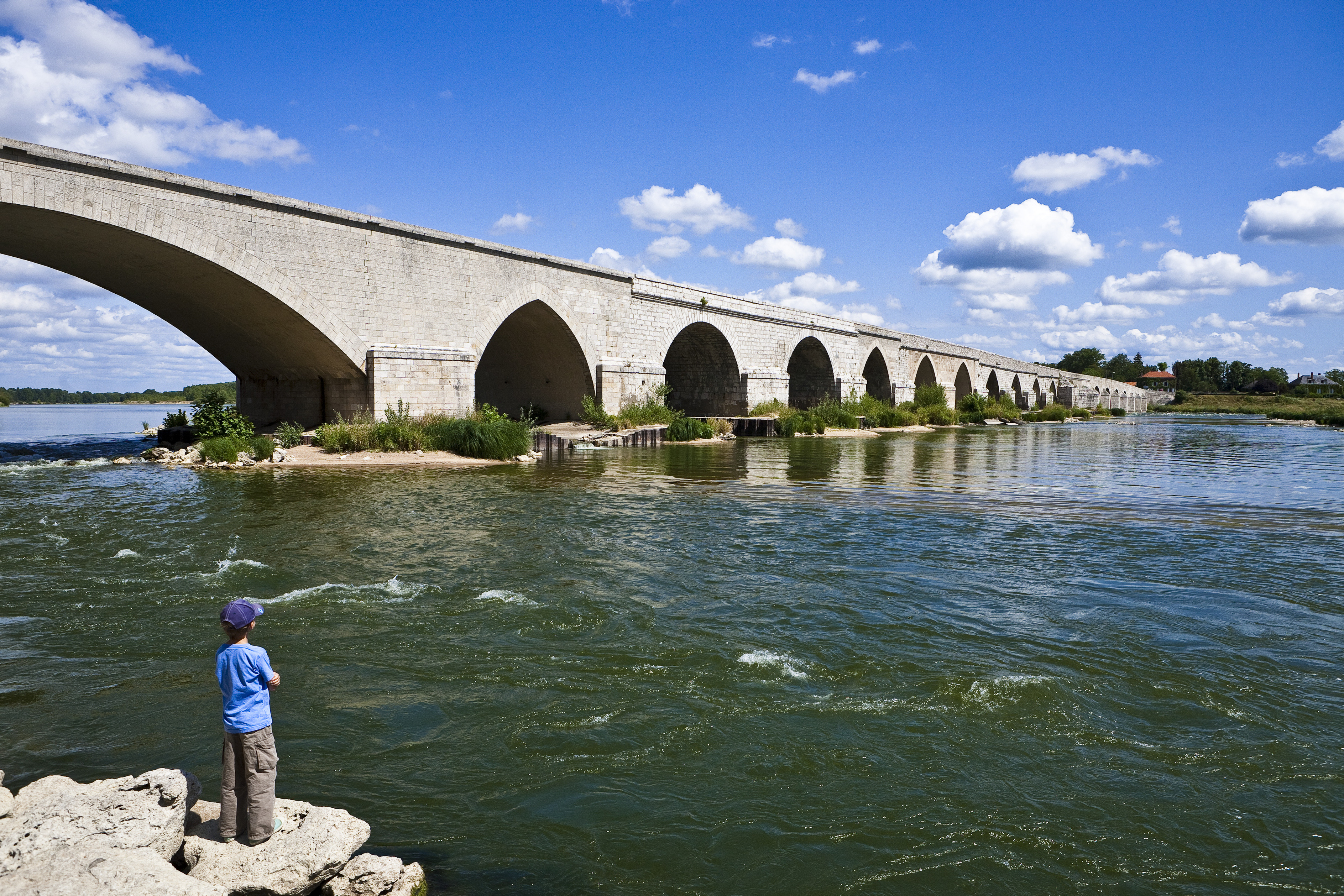 Le pont de Beaugency, de 460 mètres de long, relie la commune du même nom à celle de Lailly-en-Val. Datant du XIVe siècle, cet édifice aux 24 arches doit son aspect hétéroclite aux nombreux dégâts subis au fil du temps.
