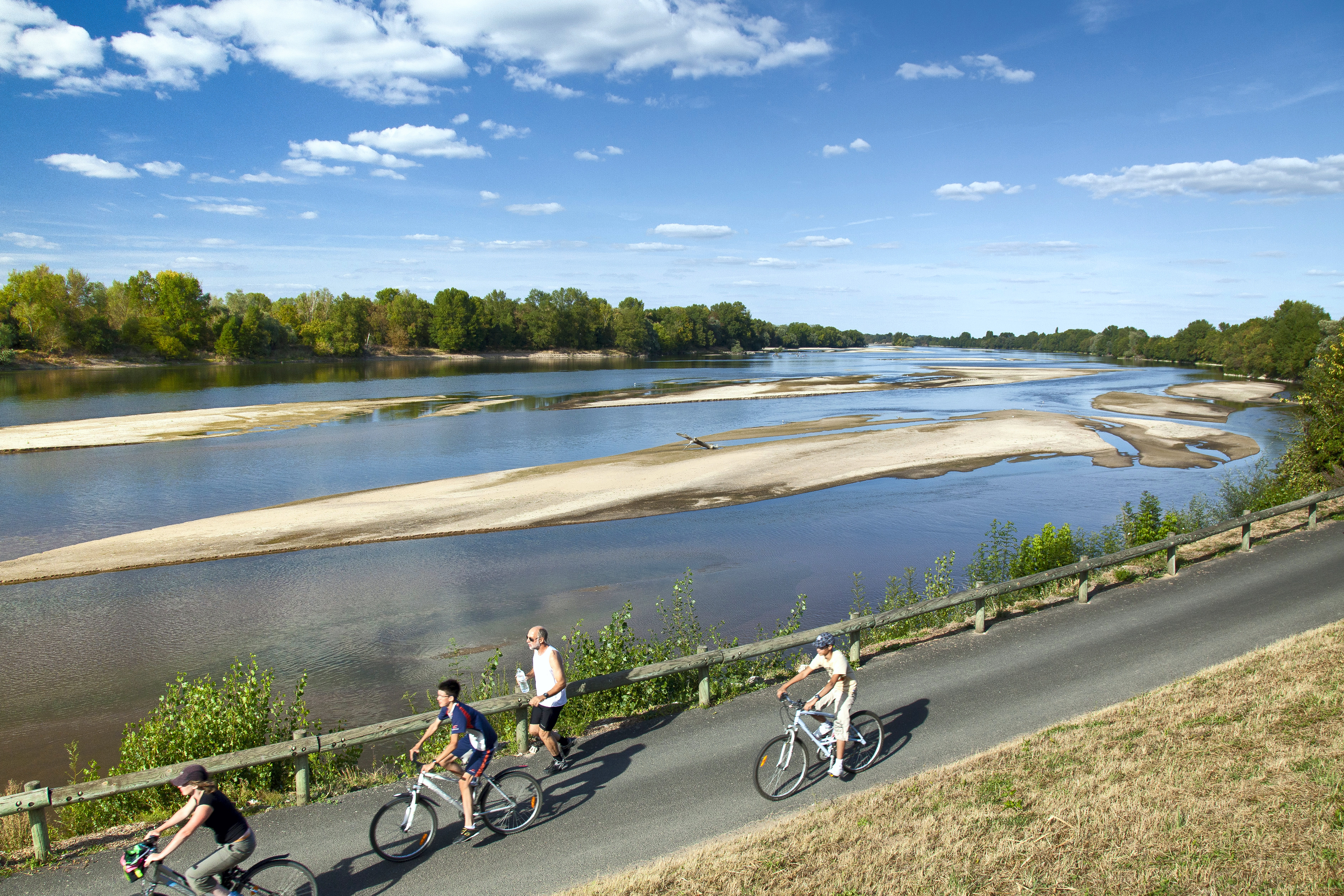 On peut aussi parcourir les bords de la Loire à vélo. De Nevers à l'océan Atlantique, la route cyclable longe en effet le fleuve et ses paysages sur 900 kilomètres.