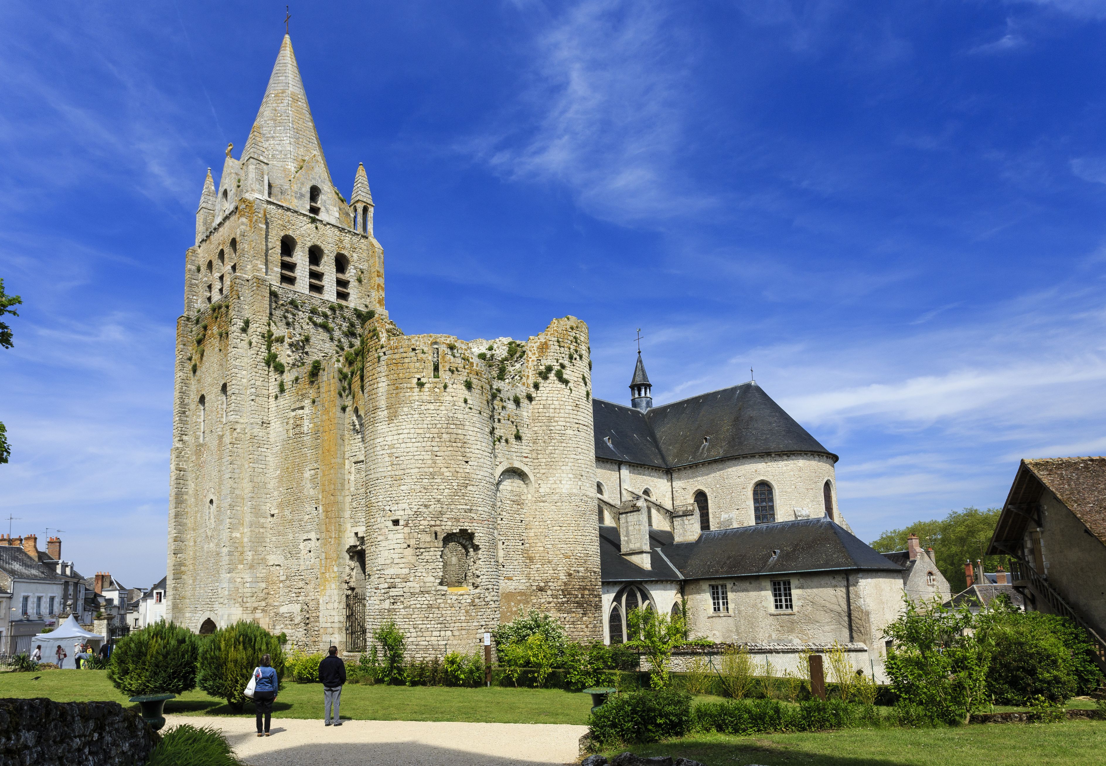 À Meung-sur-Loire, la collégiale Saint-Liphard vaut le détour. Restaurée en 1570, cette église à l'architecture gothique se distingue par son superbe autel en bois.