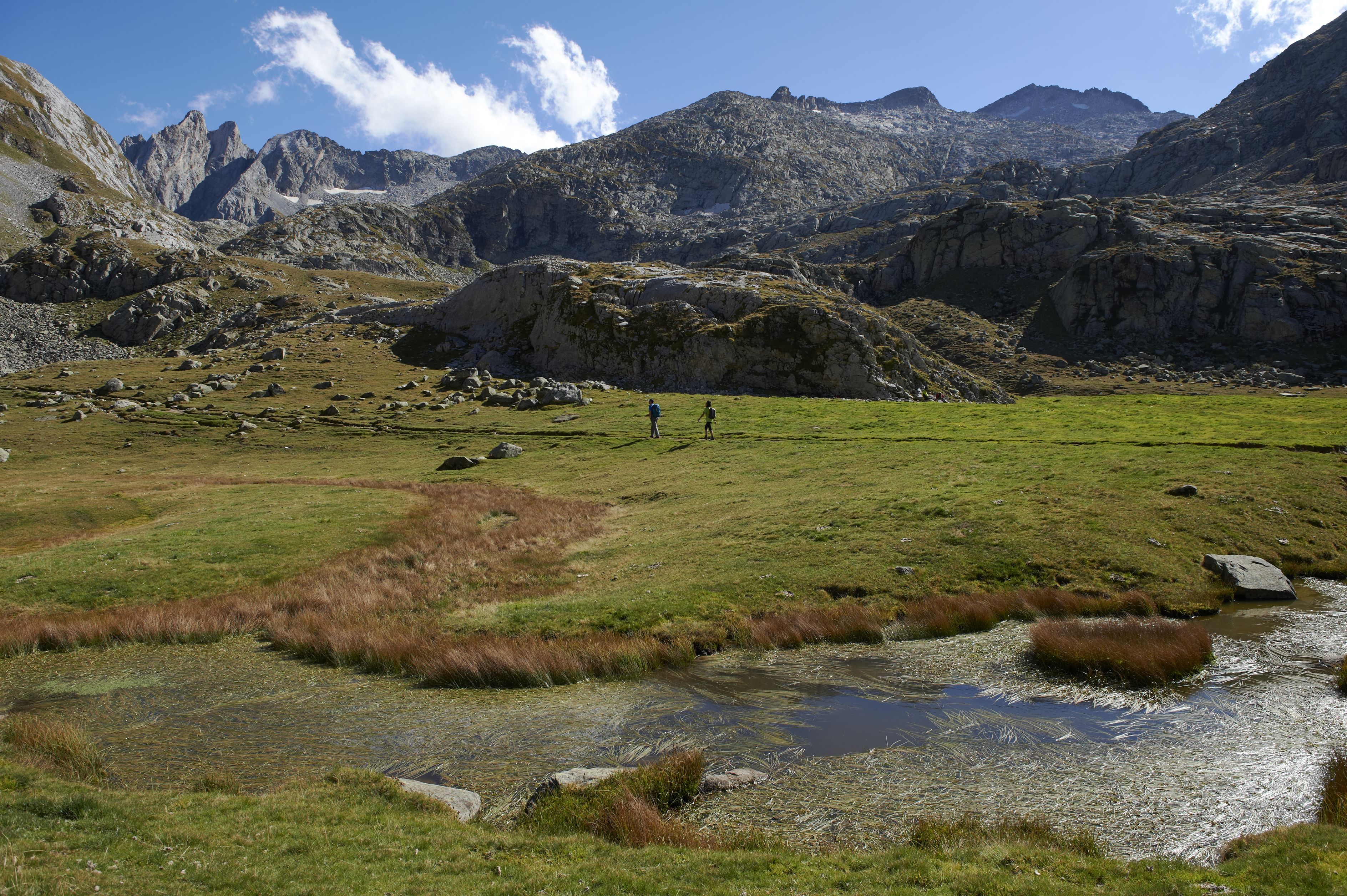 es marches en hautes plaines font partie du voyage et offrent un terrain plat bienvenu. Ici, la vallée de l’Escalata, où l’on aperçoit le pic de la Forcanada (2883 m).