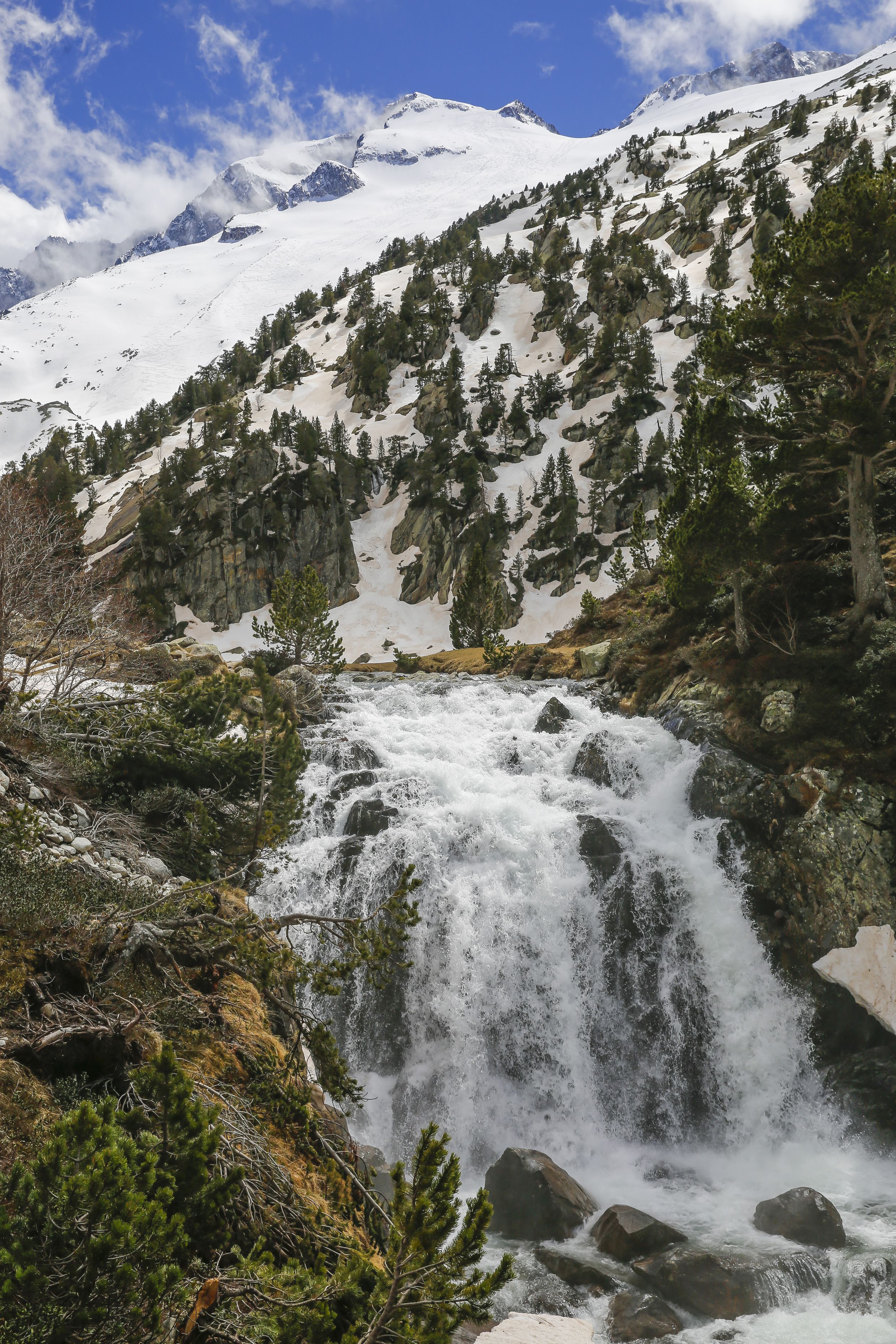 le trou du Toro, source de la Garonne au pied du pic Aneto, point culminant des Pyrénées à 3 404 mètres d’altitude.