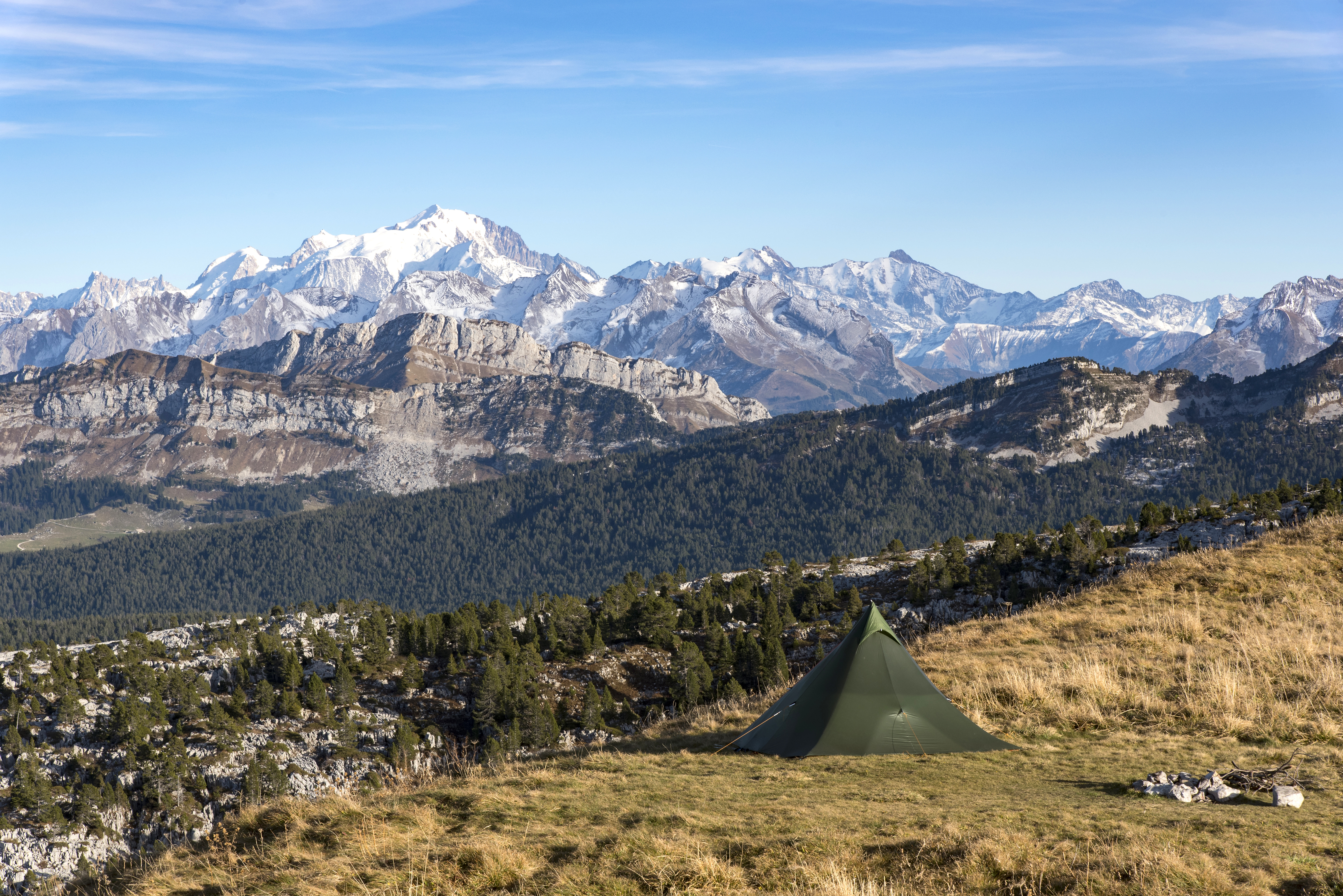 Vue sur le massif du Mont-Blanc. Le bivouac au sommet du Parmelan, à 1856 mètres d’atitude, prend des allures de vacances trois-étoiles tant la vue époustouflante sur le massif et la sapinière émerveille.