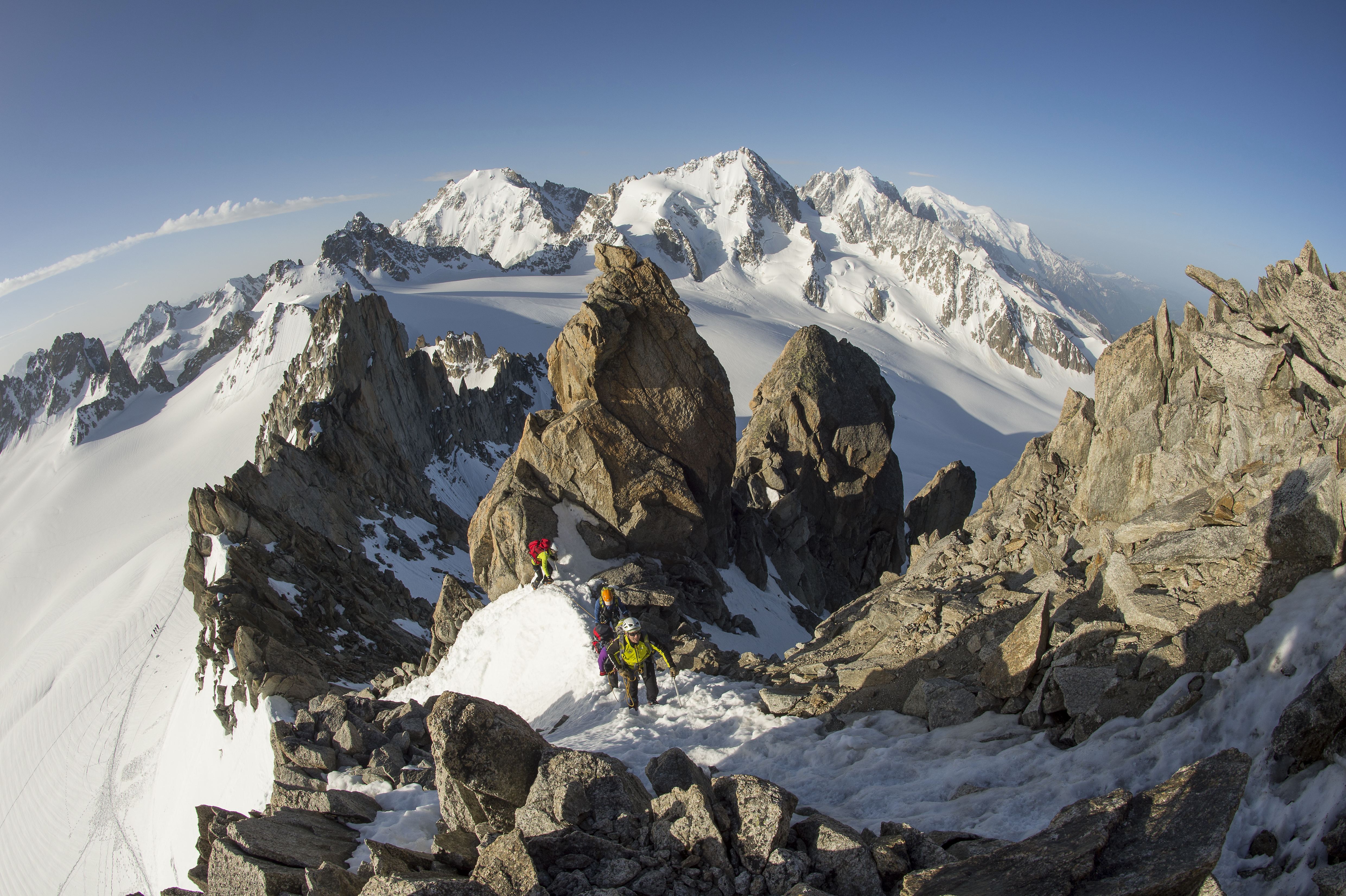 Expédition glaciaire sur l’aiguille du Tour. Située entre le glacier du Tour et celui du Trient, à 3540 mètres, elle est d’un accès relativement abordable puisqu’elle ne nécessite ausune expérience préalable en alpinisme. Les crampons et le piolet s’imposent néanmoins, tout comme l’étape au refuge Albert-Ier.