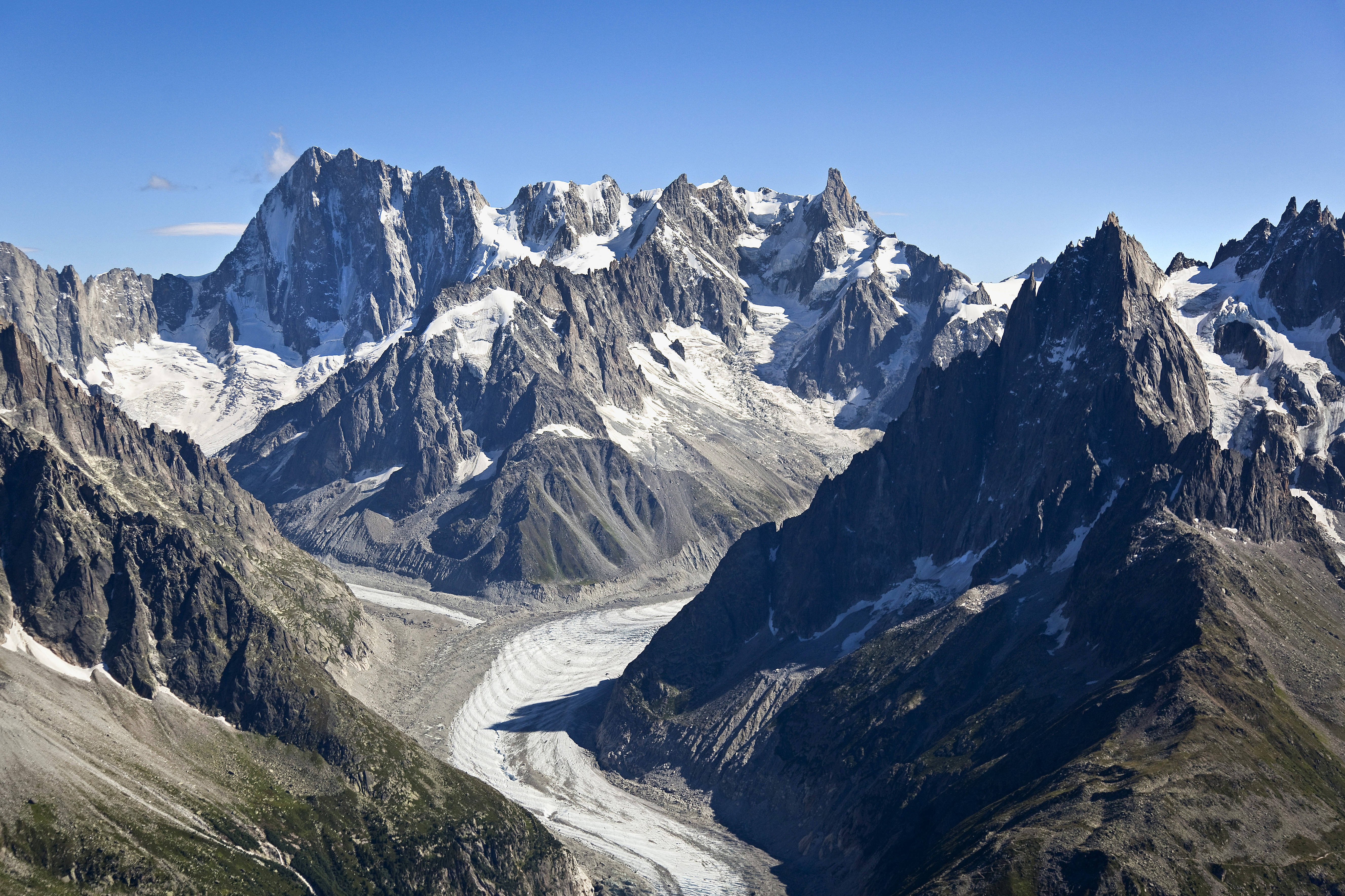 les Grandes Jorasses, dont le sommet culminant (la pointe Walker) atteint 4 208 mètres.