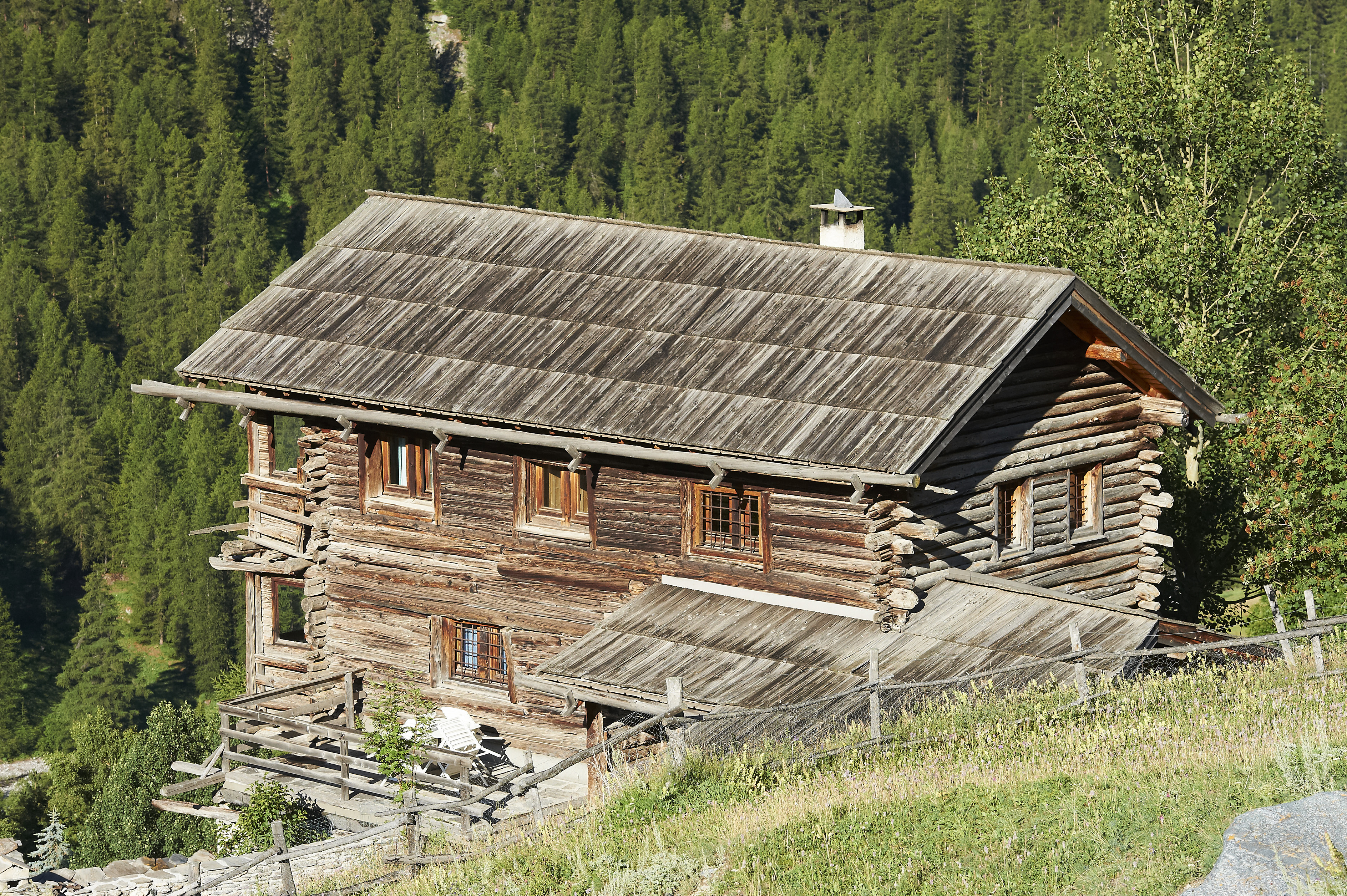 Classés « Plus Beaux Villages de France », Saint-Véran et ses hameaux sont nichés sur le versant sud de la montagne de Beauregard.