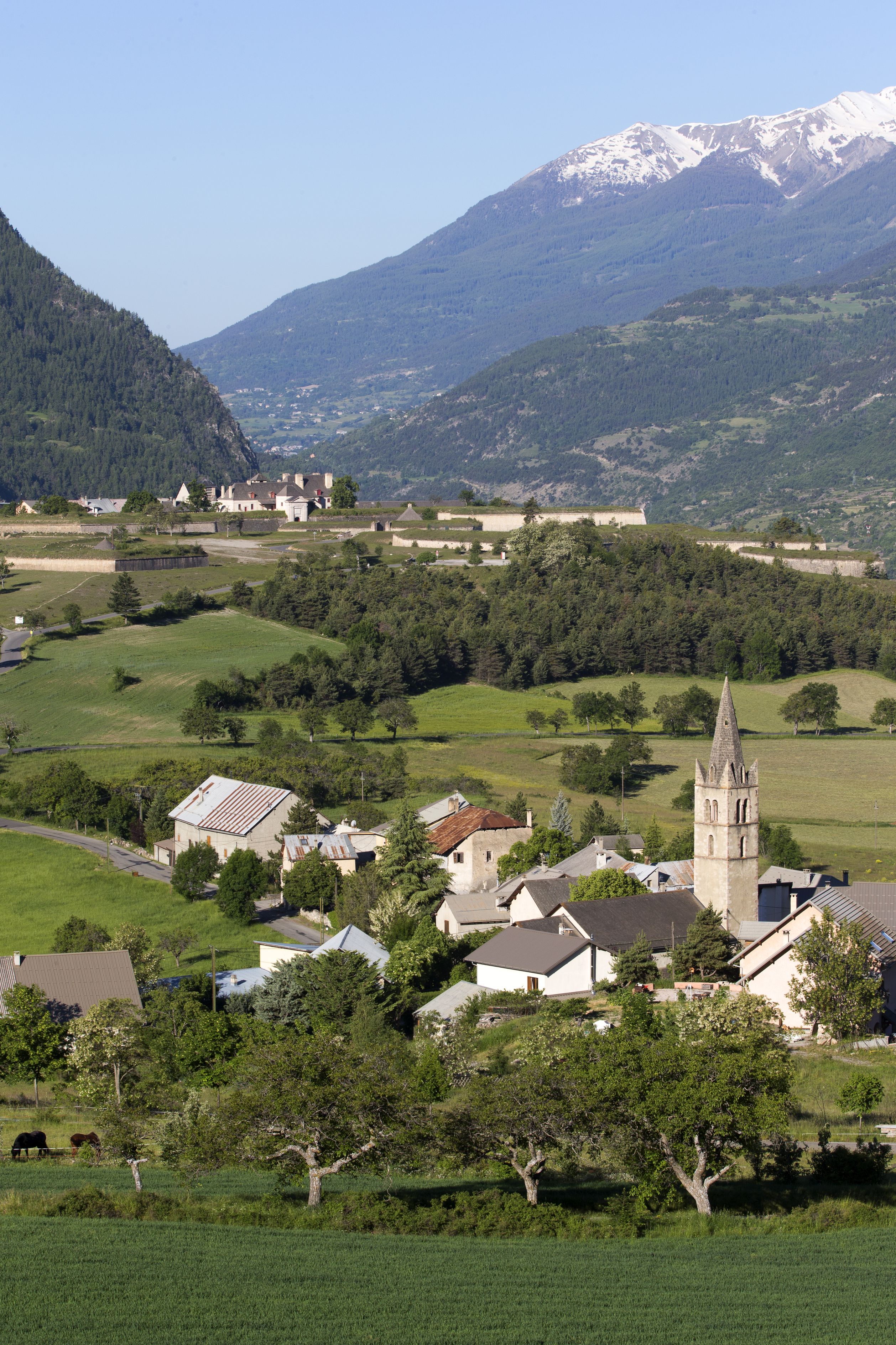 Villages alpins sertis au creux de plaines verdoyantes... le Queyras tient la promesse de belles excursions.