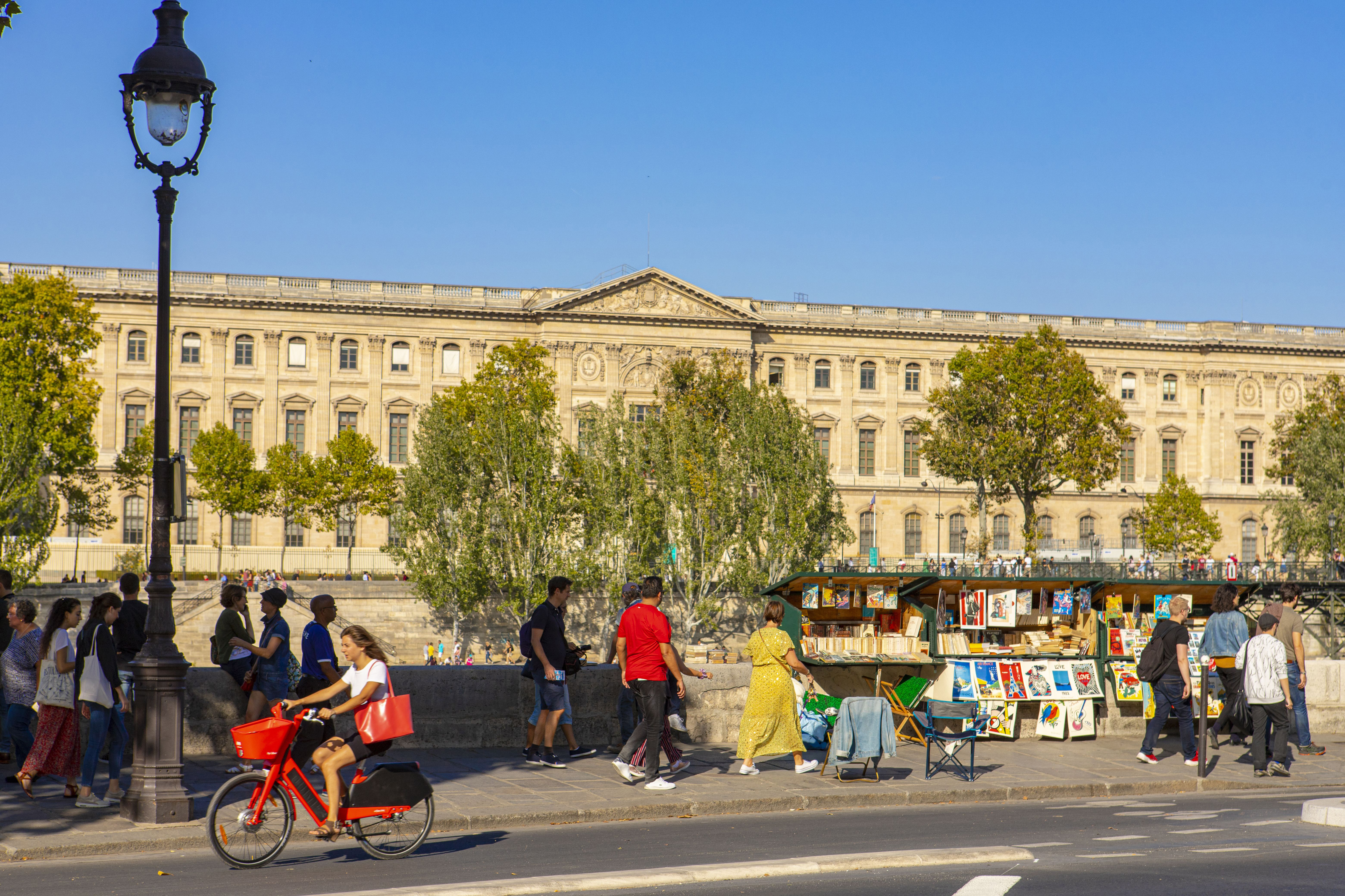 Incontournables du paysage parisien, les bouquinistes de la rive gauche sont installés du quai de la Tournelle au quai Voltaire. De l’autre côté de la rive, posé le long du quai des Tuileries : un des pavillons du Louvre.