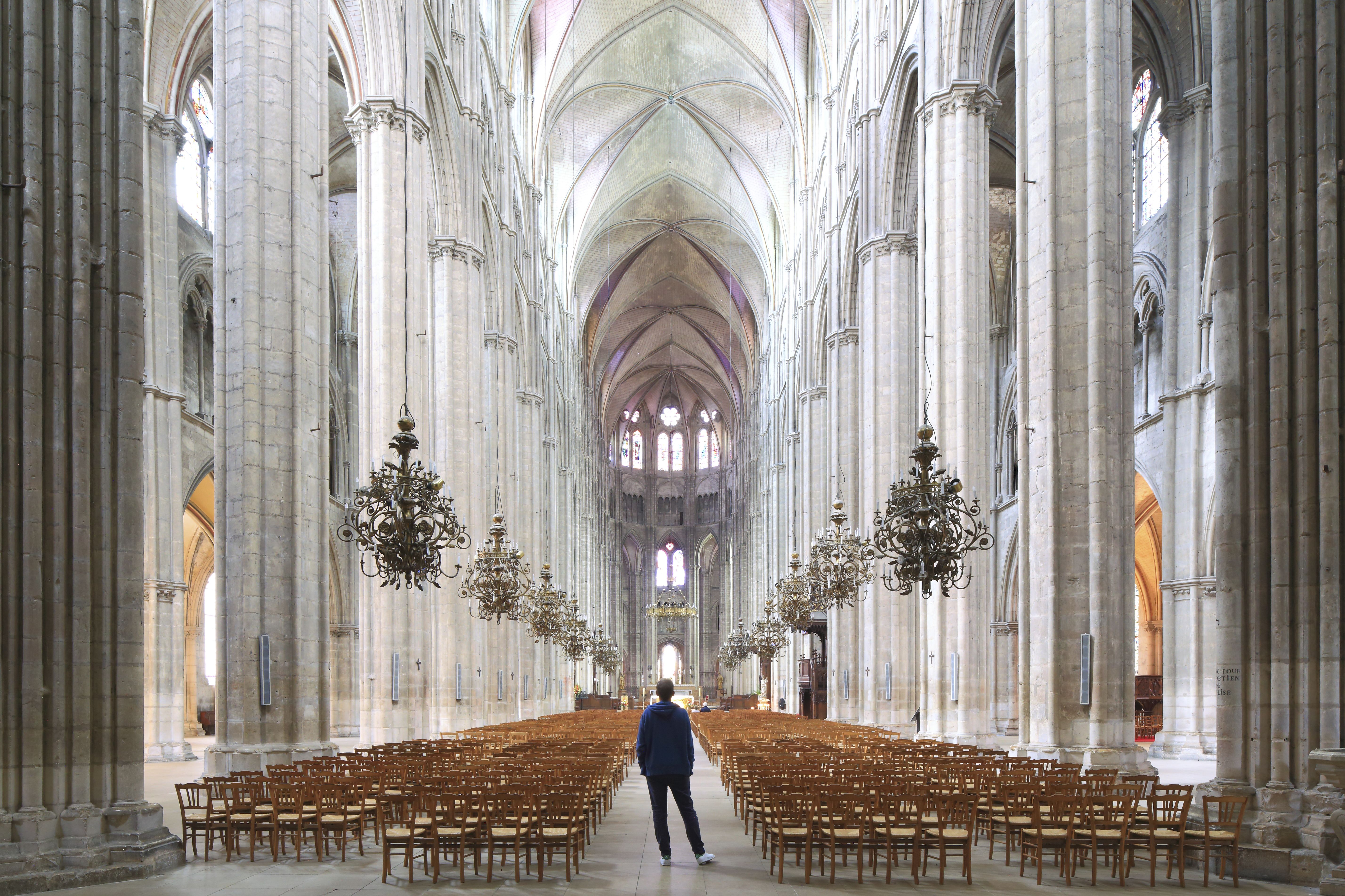 Le calcaire blanc jaunâtre utilisé pour sa construction sublime les nombreuses sculptures et bas-reliefs qui décorent ses façades.