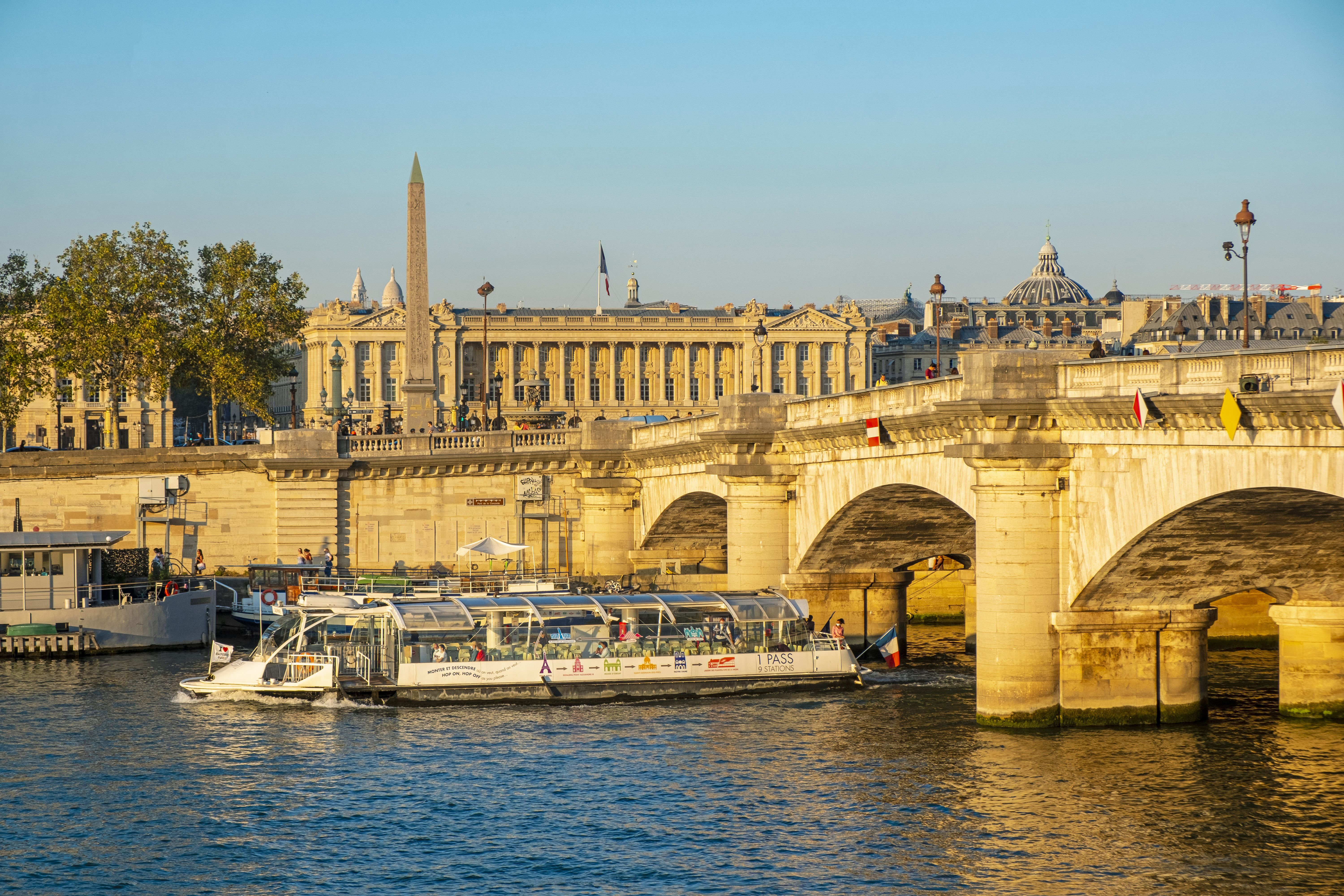 Un Batobus passe sous le pont de la Concorde, qui relie le quai des Tuileries, au niveau de la place de la Concorde, au quai d’Orsay. Le pont édifié à partir de 1787 par l‘architecte Jean-Rodolphe Perronet, qui a notamment utilisé des pierres de taille de la Bastille détruite en 1789, a été élargi dans les années 1930.