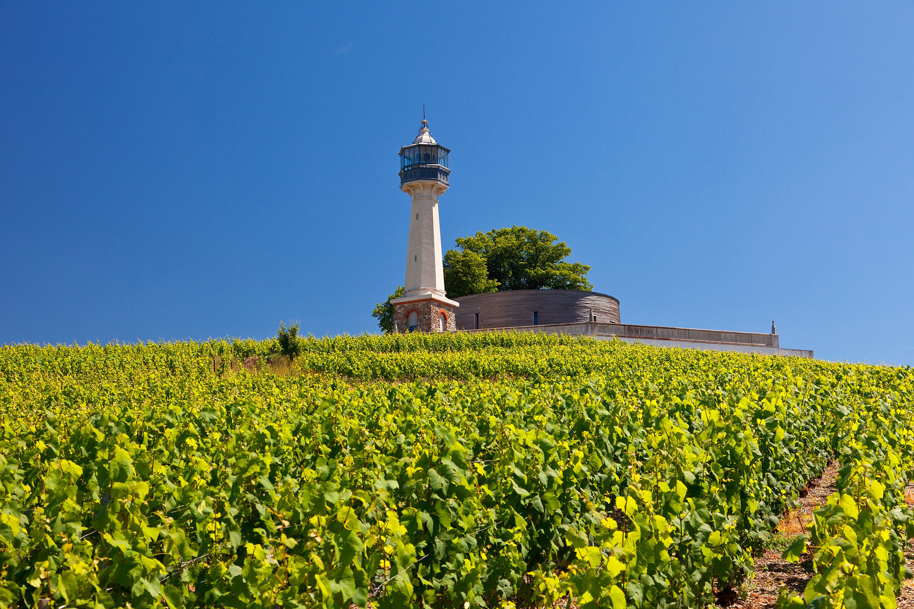 Le phare de Verzenay a été bâti sur une colline du vignoble champenois au début du XXe siècle à la demande d'un certain Joseph Goulet dans le but de promouvoir sa marque de champagne! Aujourd'hui, c'est un écomusée sur l'histoire du fameux nectar (avec dégustation en fin de parcours) et un belvédère offrant une vue à 360° sur le vignoble.
