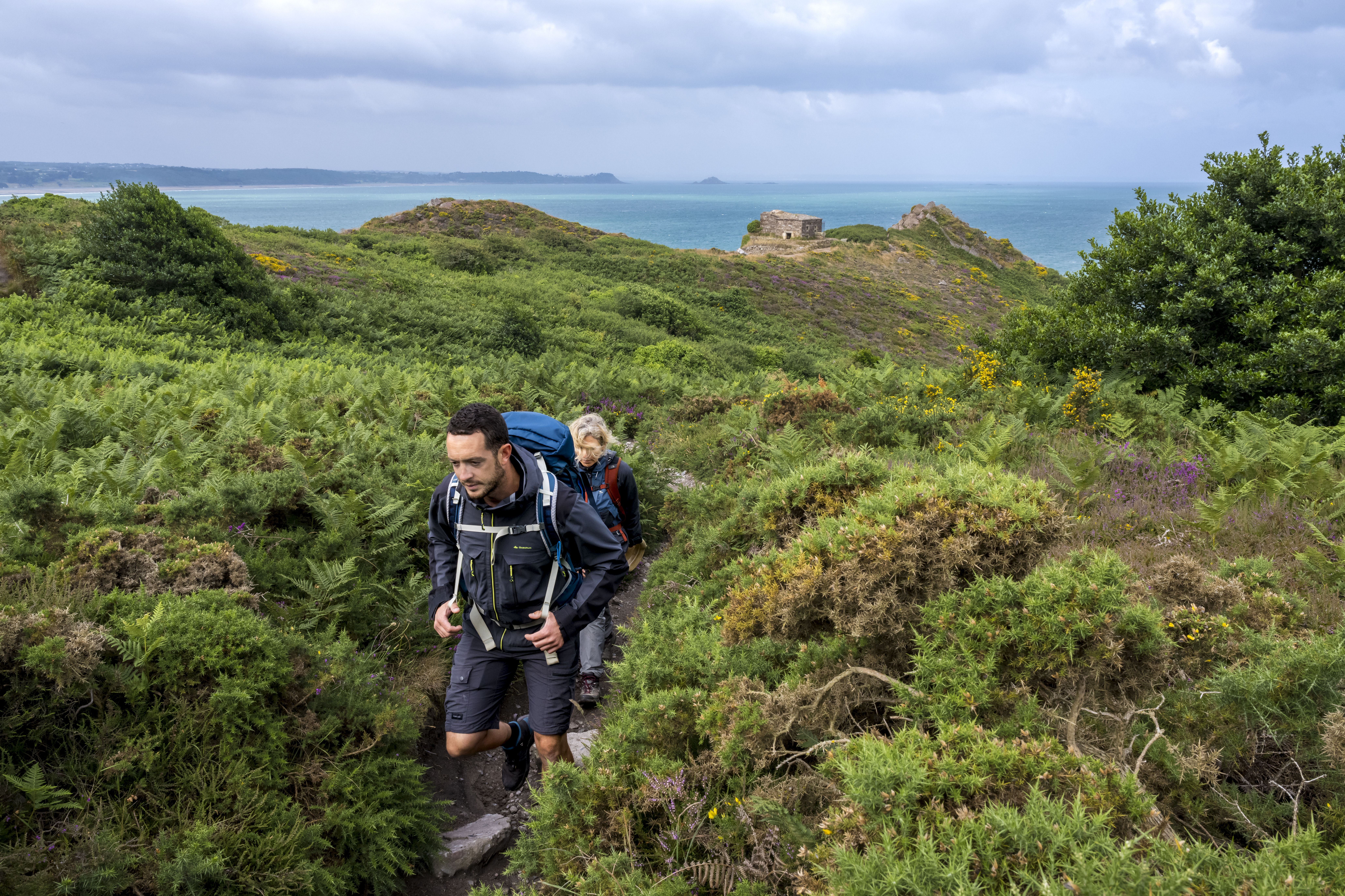 Cap Fréhel, Erquy, randonneurs sur le chemin de Grande Randonnée GR34 avec en arrière plan le Four à boule