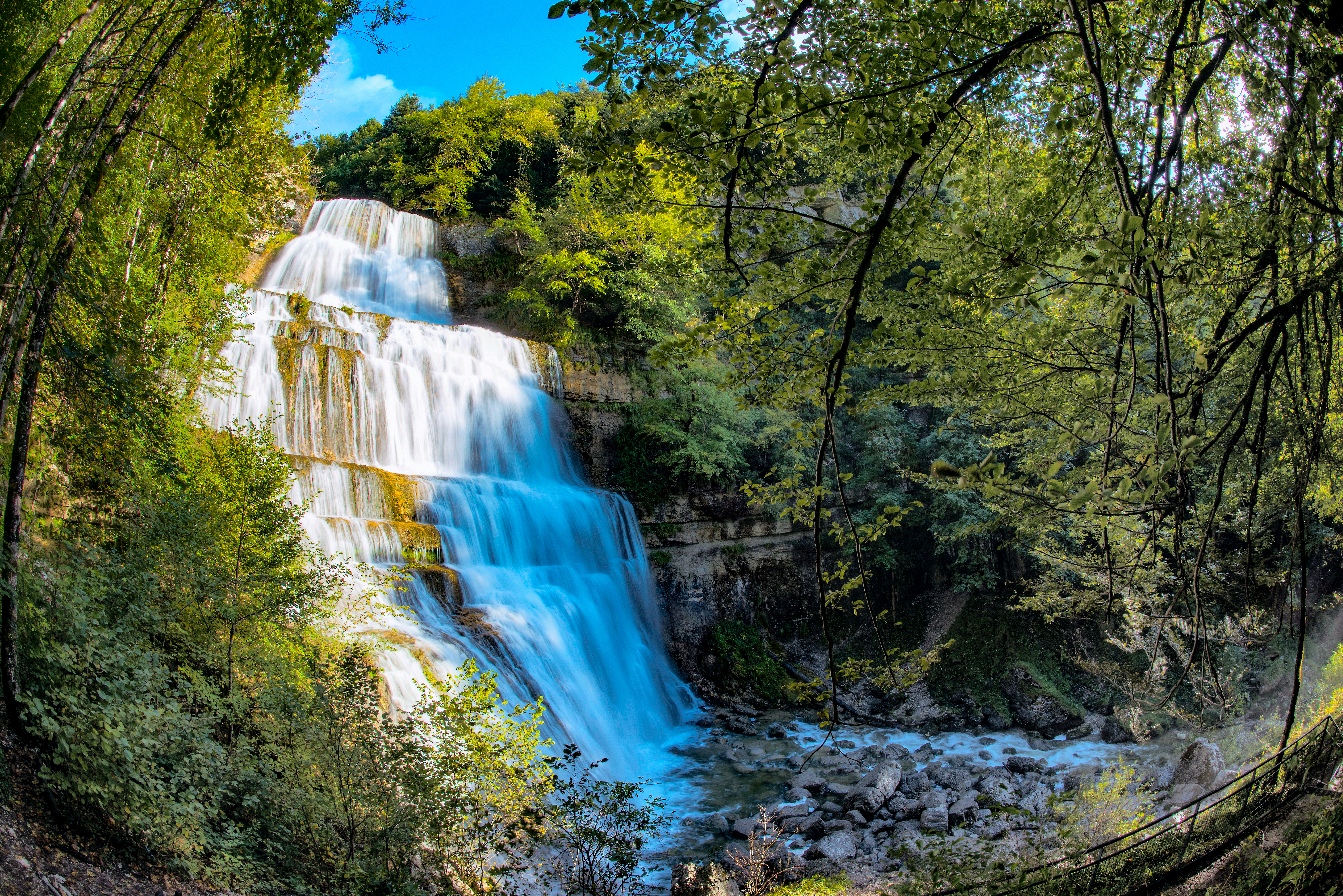 La cascade de l’Éventail est la plus belle et la plus connue des sept principales chutes du Hérisson. Haute de 65 m, elle dévale avec fracas un imposant escalier naturel rocheux.