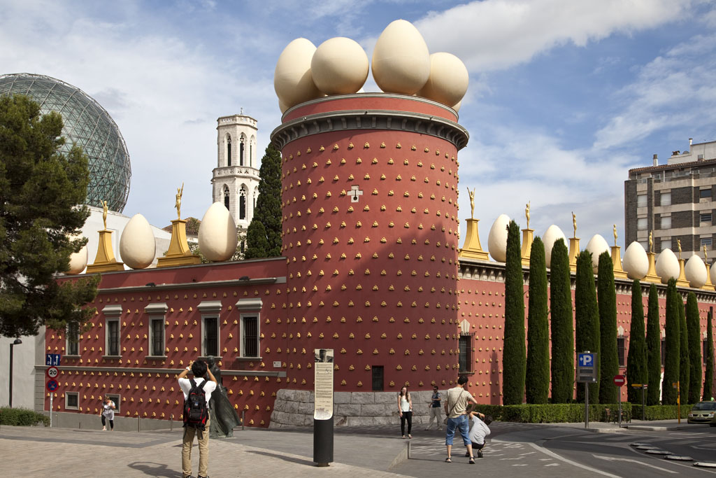 Façade rouge du Théâtre-musée Dalí à Figueres avec œufs géants sur le toit