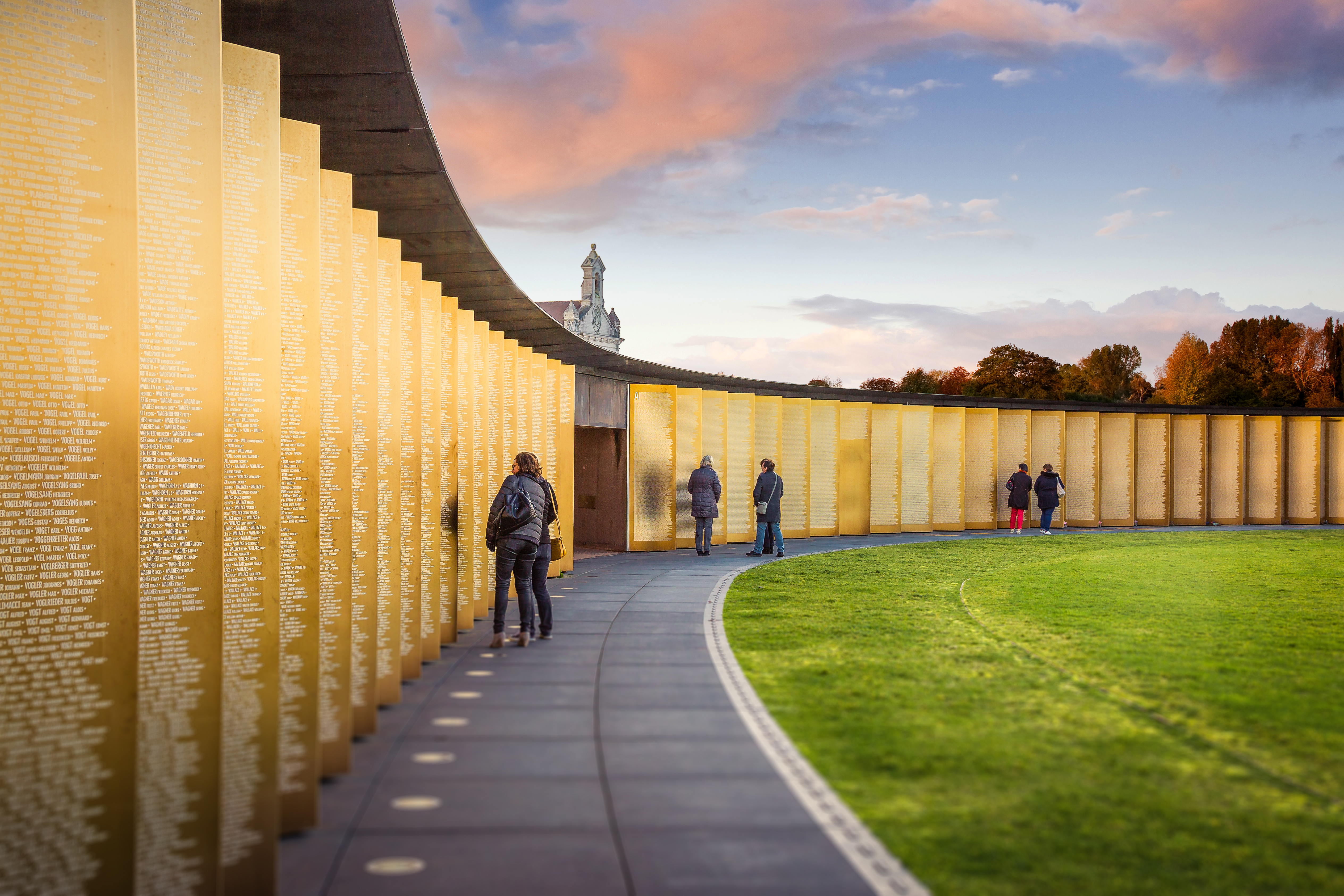 Anneau de la Mémoire d'Ablain-Saint-Nazaire bâti en 2014 rend hommage aux près de 580 000 soldats tombés dans le Nord Pas-de-Calais au cours de la Première Guerre mondiale.