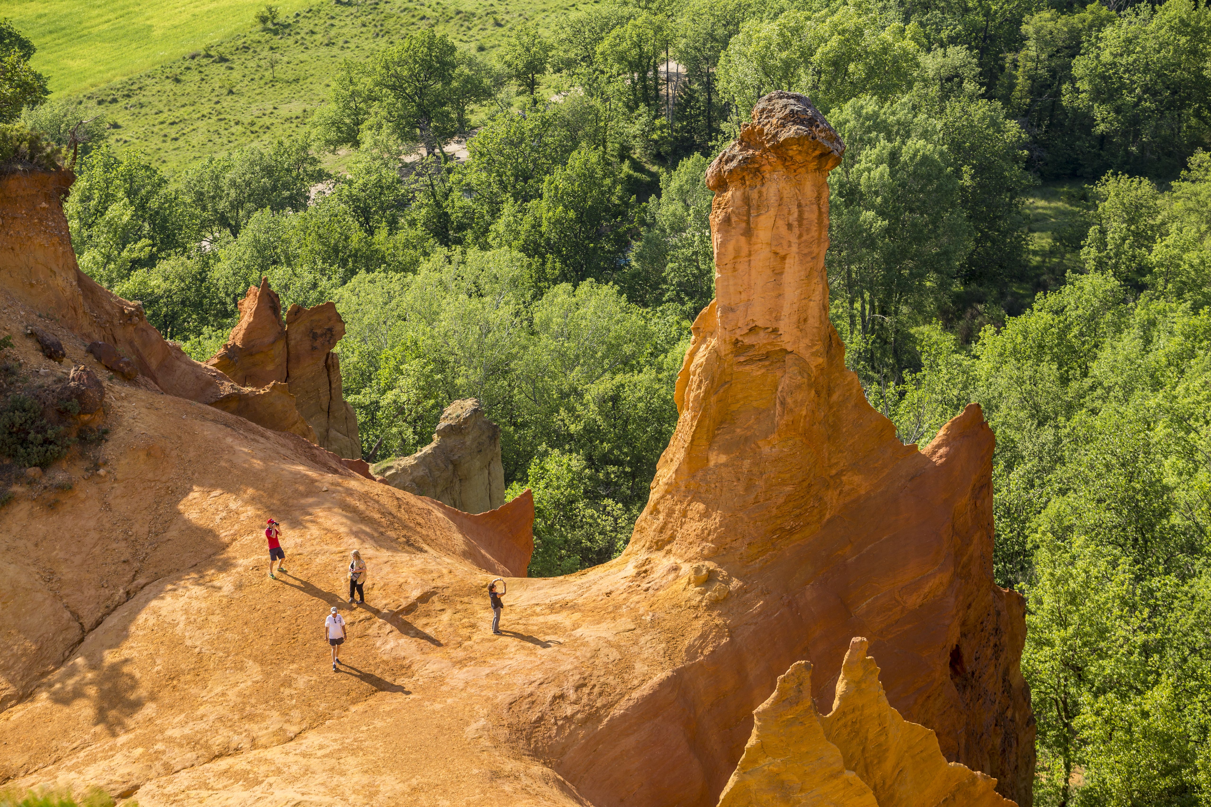 Né de l’accumulation de sédiments sableux au crétacé, il y a plus de 100 millions d’années, cette ancienne mine à ciel ouvert déroule un décor de carte postale où cheminées de fées et reliefs rocheux se déclinent en une superbe palette de jaunes et rouges surprenants.