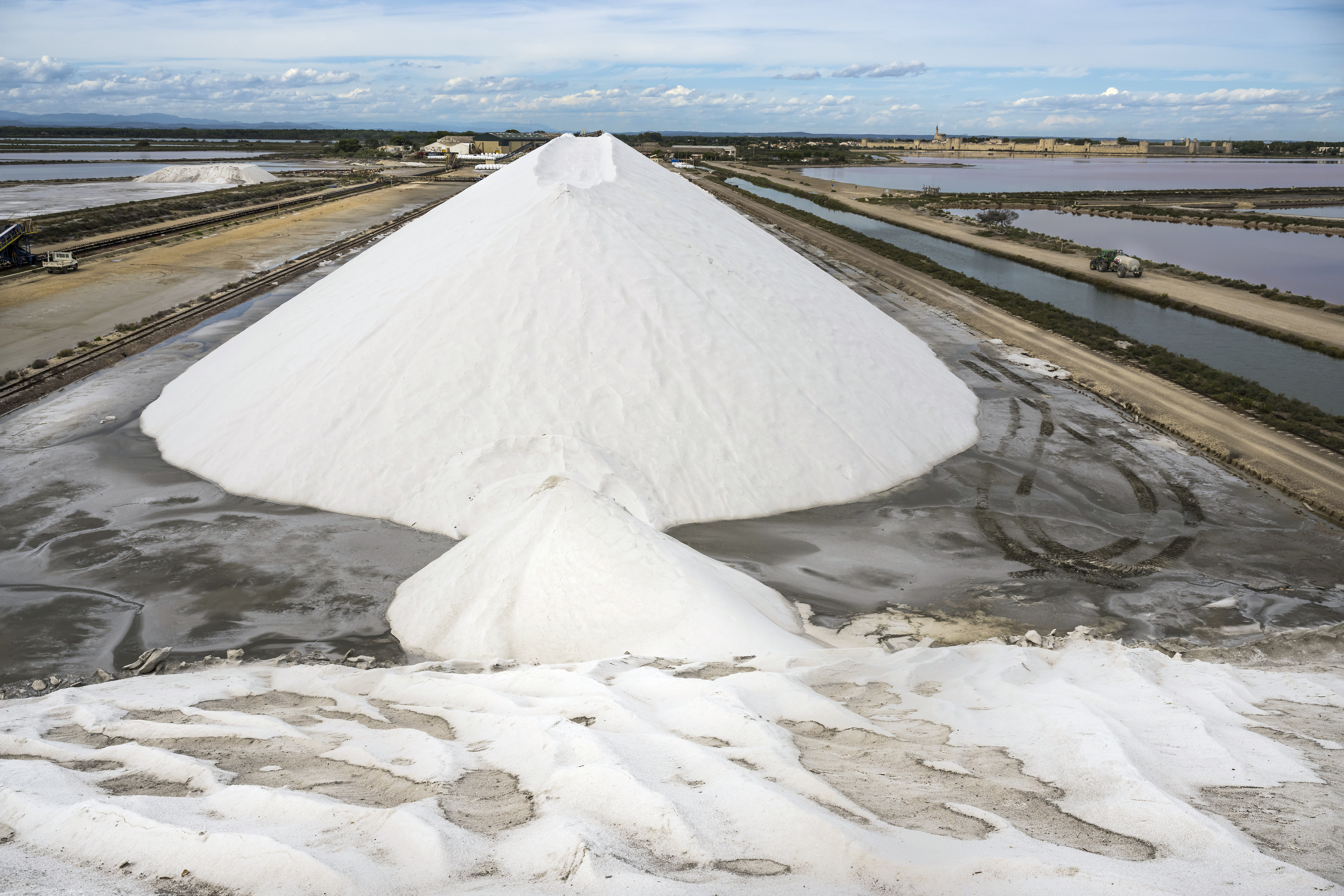 igues-Mortes, le salin d'Aigues-Mortes (Salins du Midi), montagne de sel stocké