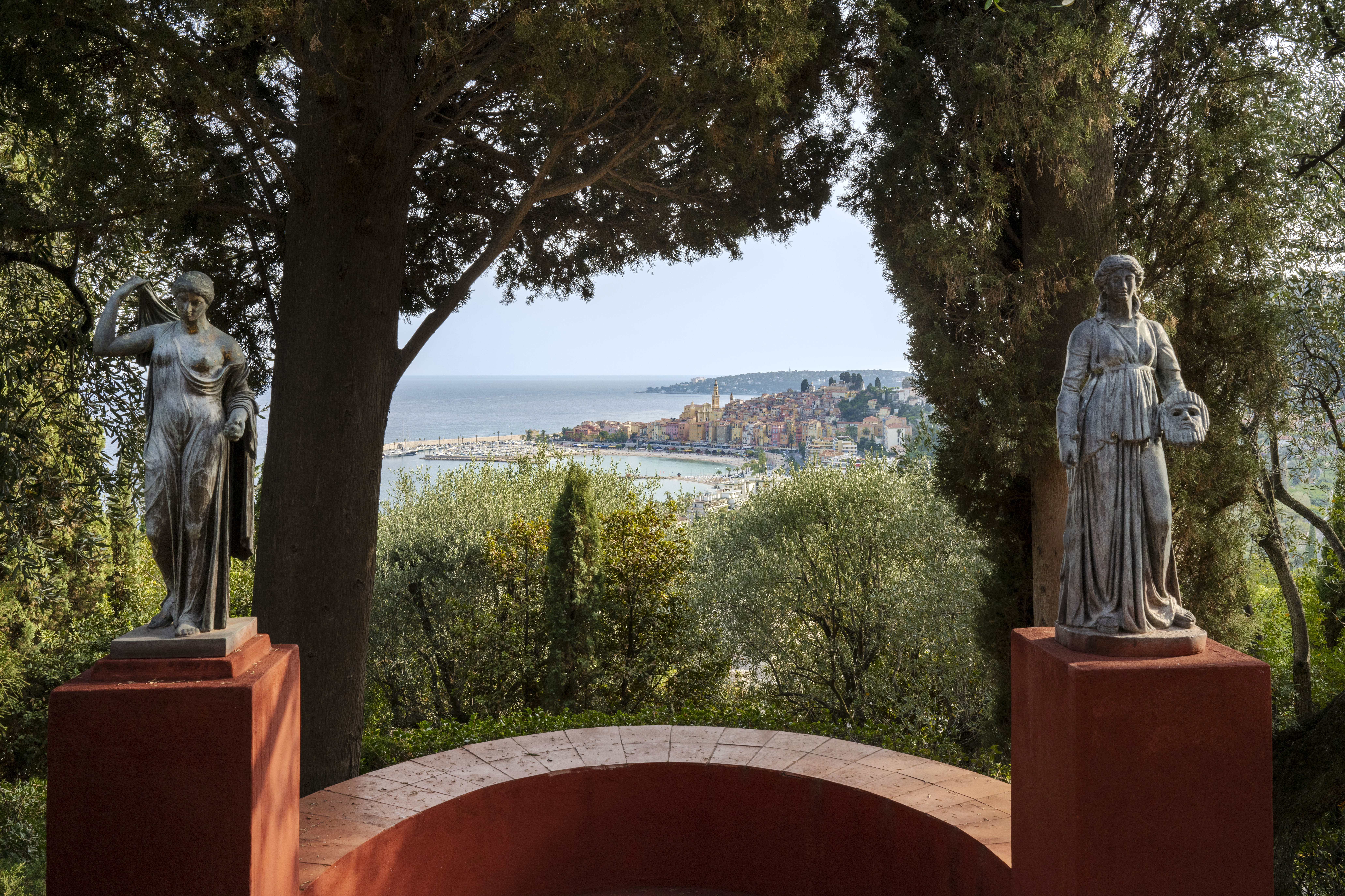 Menton, Domaine des Colombieres, vue sur la ville depuis le jardin du domaine créé par Ferdinand Bac