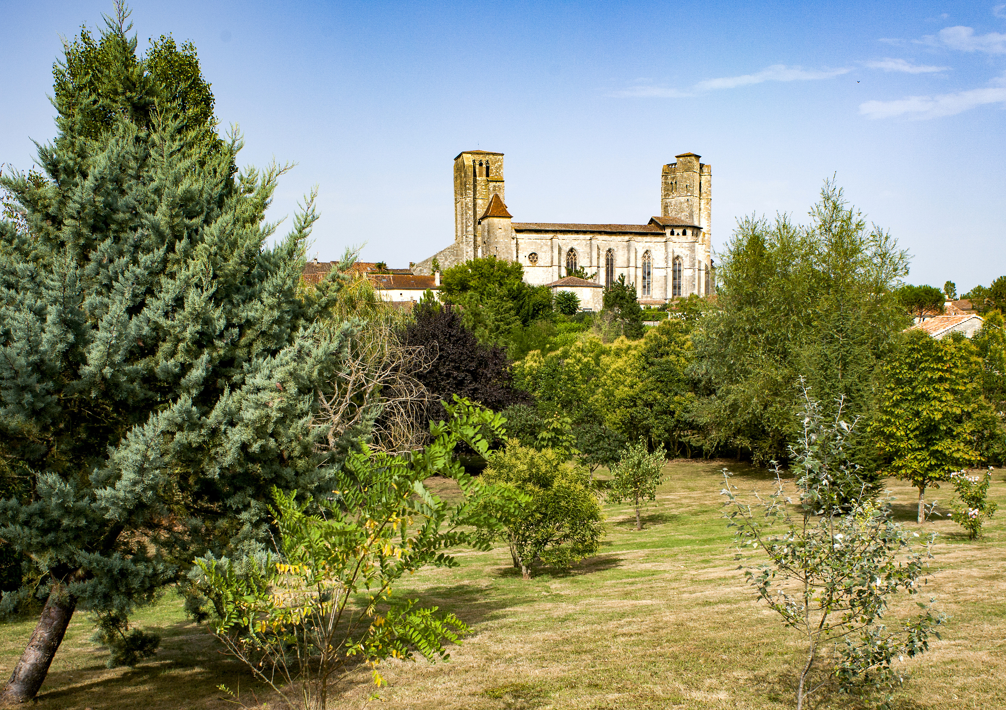 La collégiale Saint-Pierre, abside gothique du XIIe siècle classée au patrimoine mondial de l’humanité par l’Unesco.