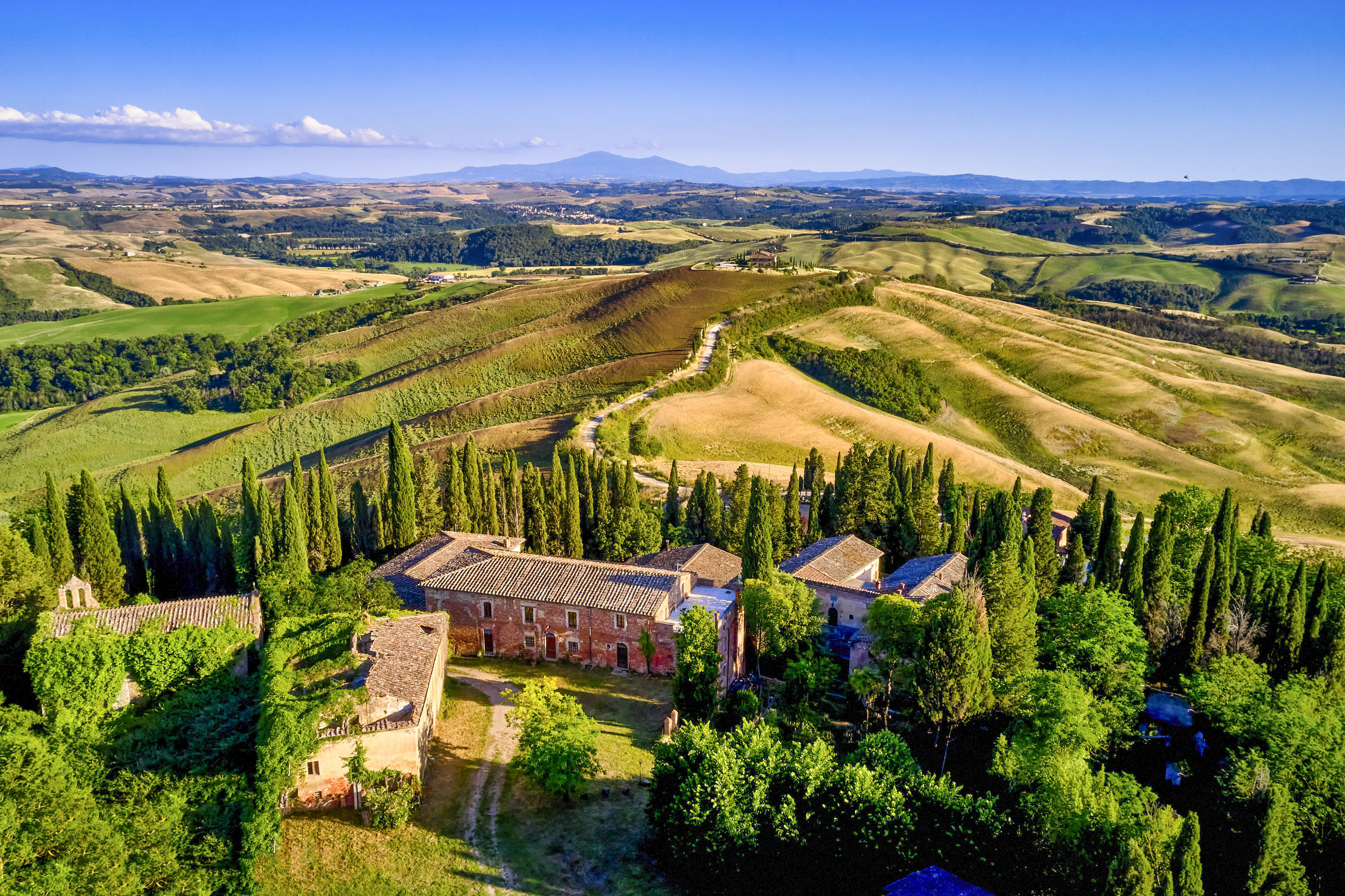 Au sud-est de Sienne, le Crete Senesi est l’un des paysages les plus insolites de Toscane. Collines vallonnées, routes de cyprès et tertres d’argile à l’aspect lunaire lui confèrent un charme peu commun.