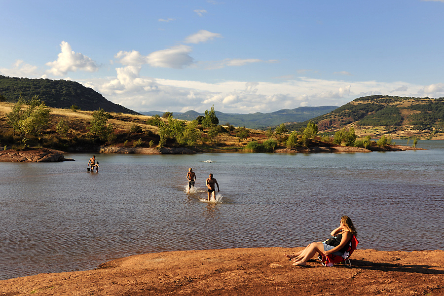 Idéal pour les sports nautiques et la baignade, le lac du Salagou est entouré de fabuleuses collines de roches rouges qui contrastent avec le bleu intense de ses eaux.