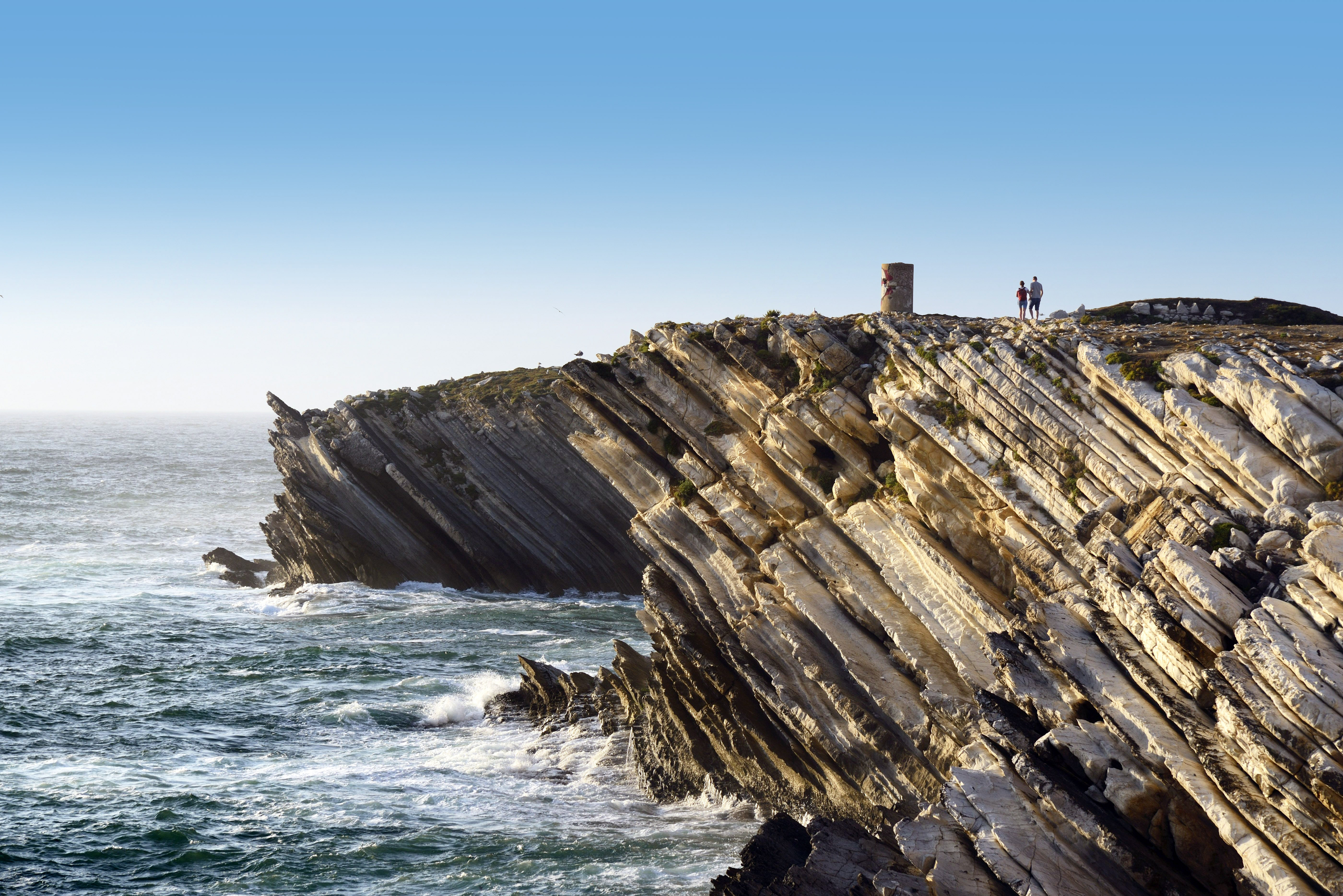 L’île rocailleuse de Baleal présente des formations rocheuses étonnantes, façonnées par le vent et la houle féroce de l’Atlantique. Ce petit bout de terre se trouve dans l’Estremadura, une province du centre du Portugal, au nord de Peniche, plus grand port de pêche traditionnelle du pays.