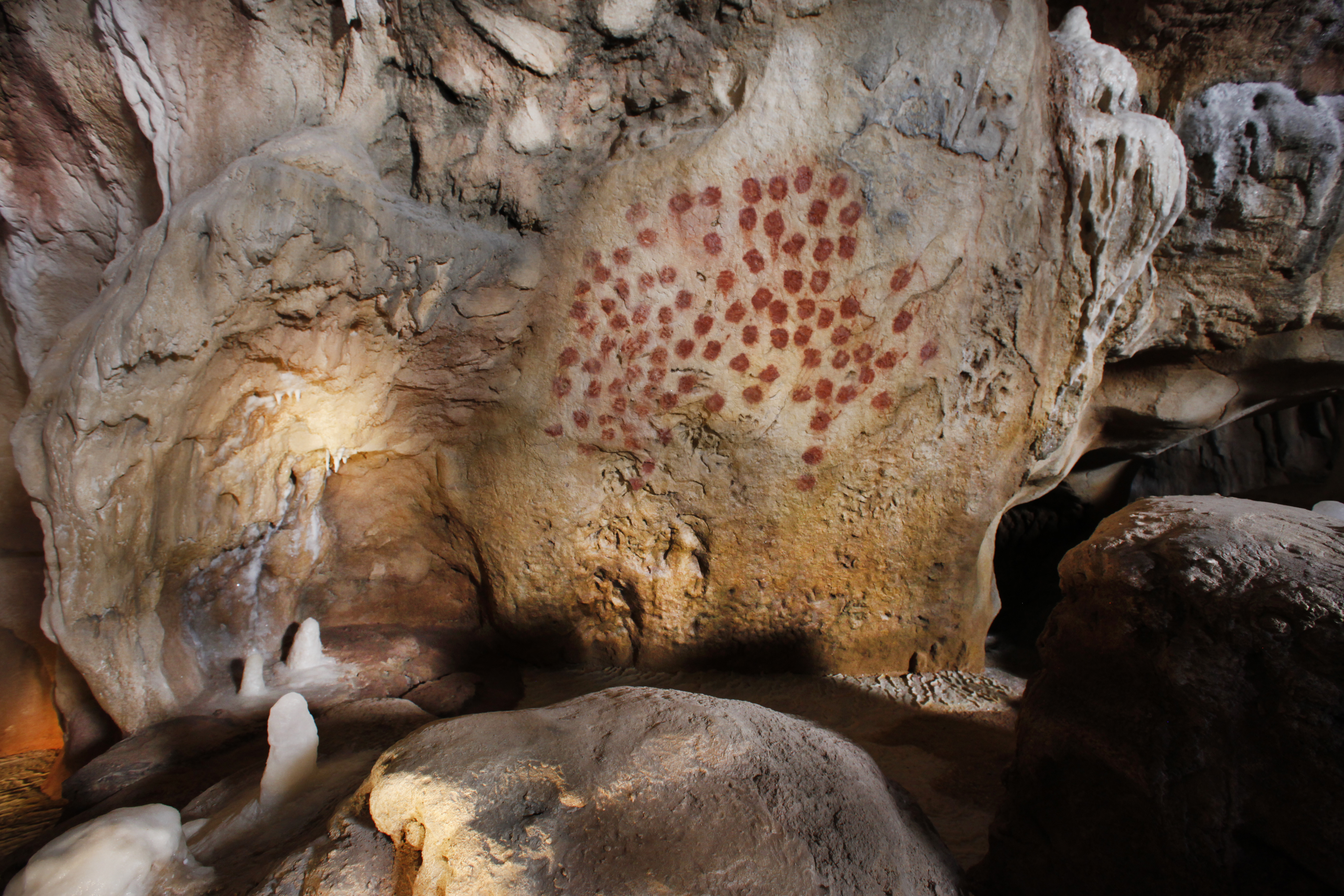 Oeuvre aux points paumes dans la grotte Chauvet 2