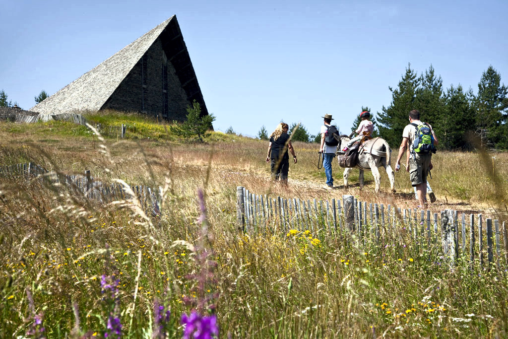 Au milieu d'une estive de la commune de Beylard, les randonneurs rencontrent un édifice singulier du XXe siècle, la chapelle de La Trinité (le Chalet du Mont Lozère).