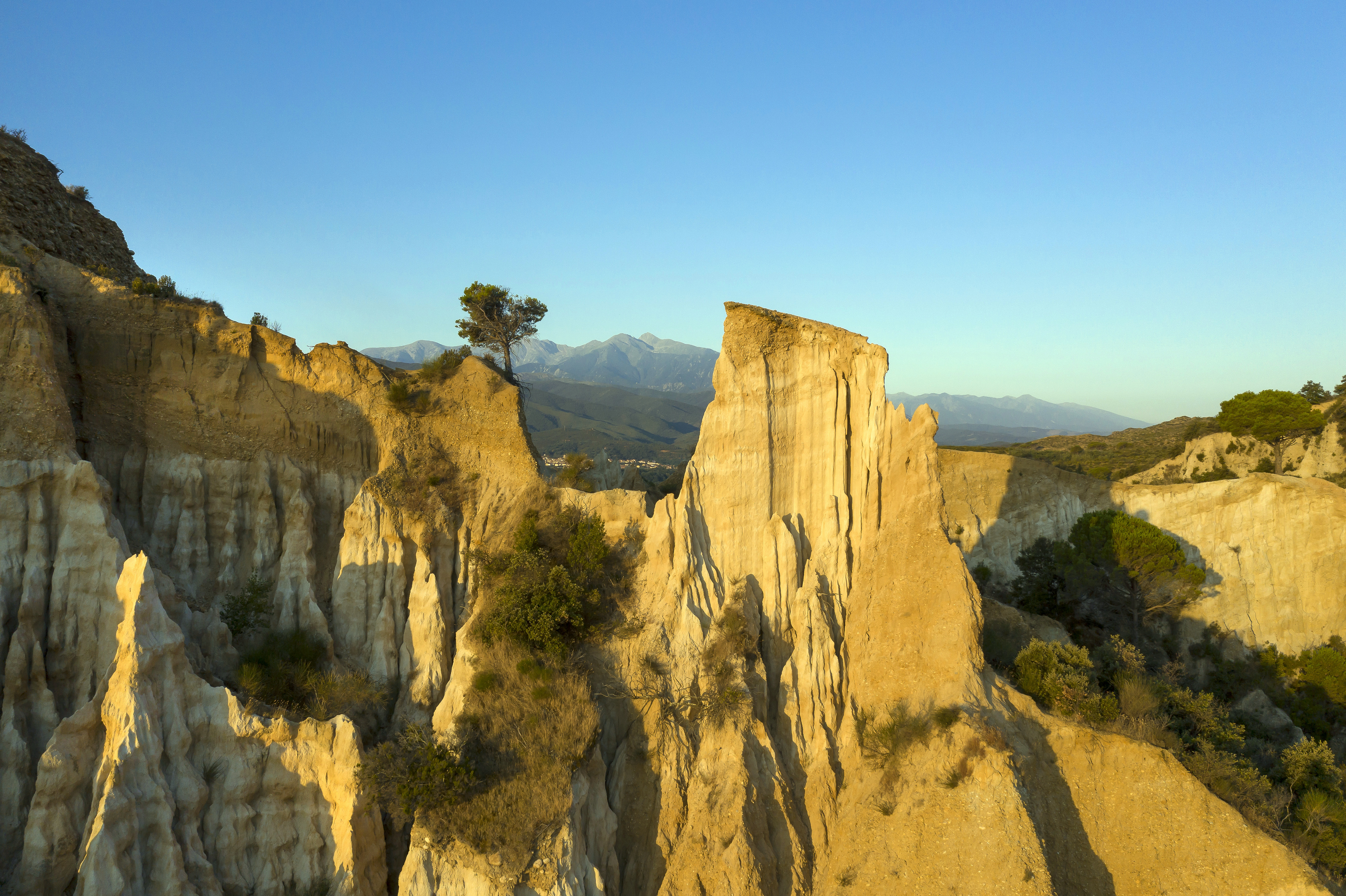 les orgues d'Ille-sur-Tête dans la lumière du soleil couchant