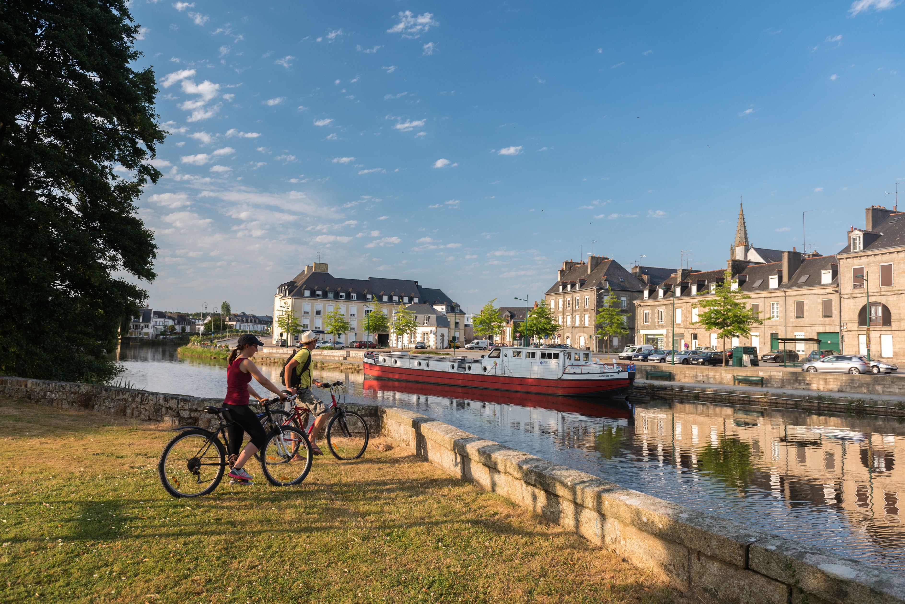 France, Morbihan (56), Pontivy, cyclistes sur le chemin de halage le long du canal de Nantes ‡ Brest