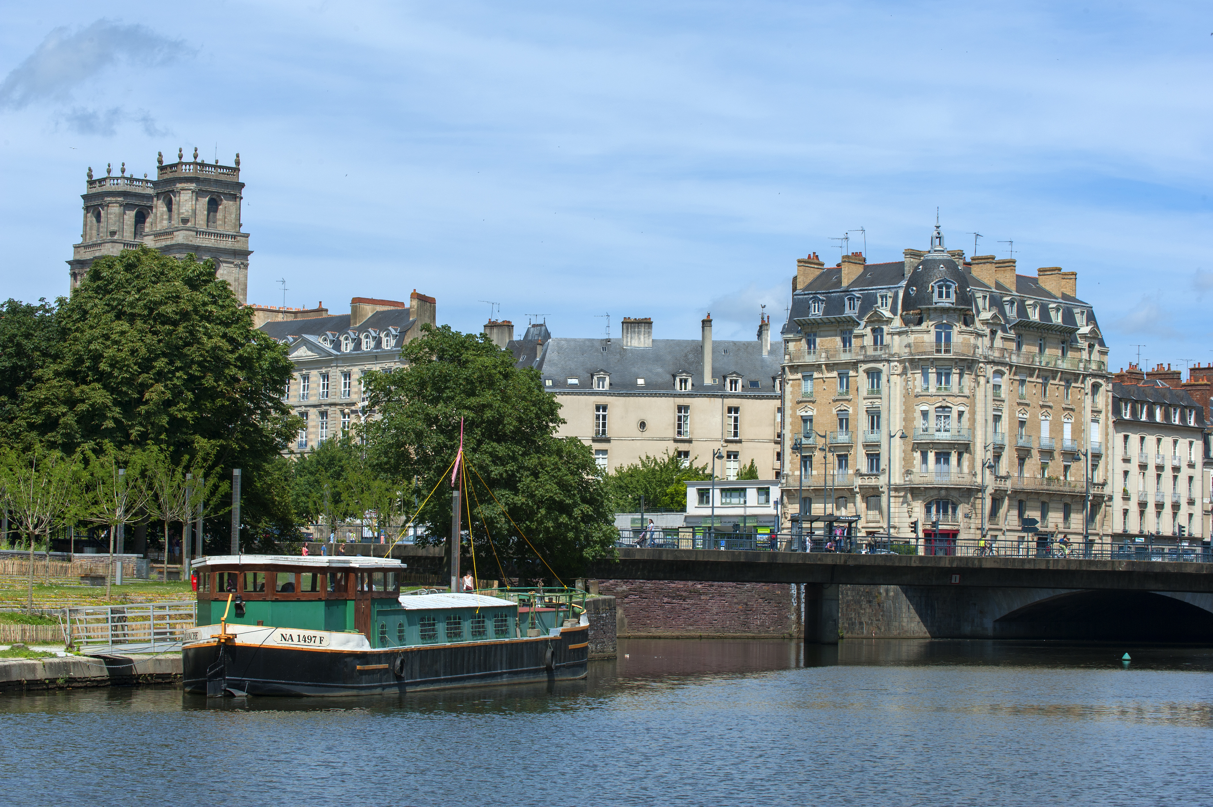 Rennes, depuis le chemin de halage qui borde le canal d’Ille-et-Rance. La visite de la ville peut s'étendre sur plusieurs jours tant elle regorge de points d'intérêt, de son centre historique à ses parcs et jardins en passant par son riche patrimoine culturel et architectural, sans oublier ses bars, restaurants et rues piétonnes animées.