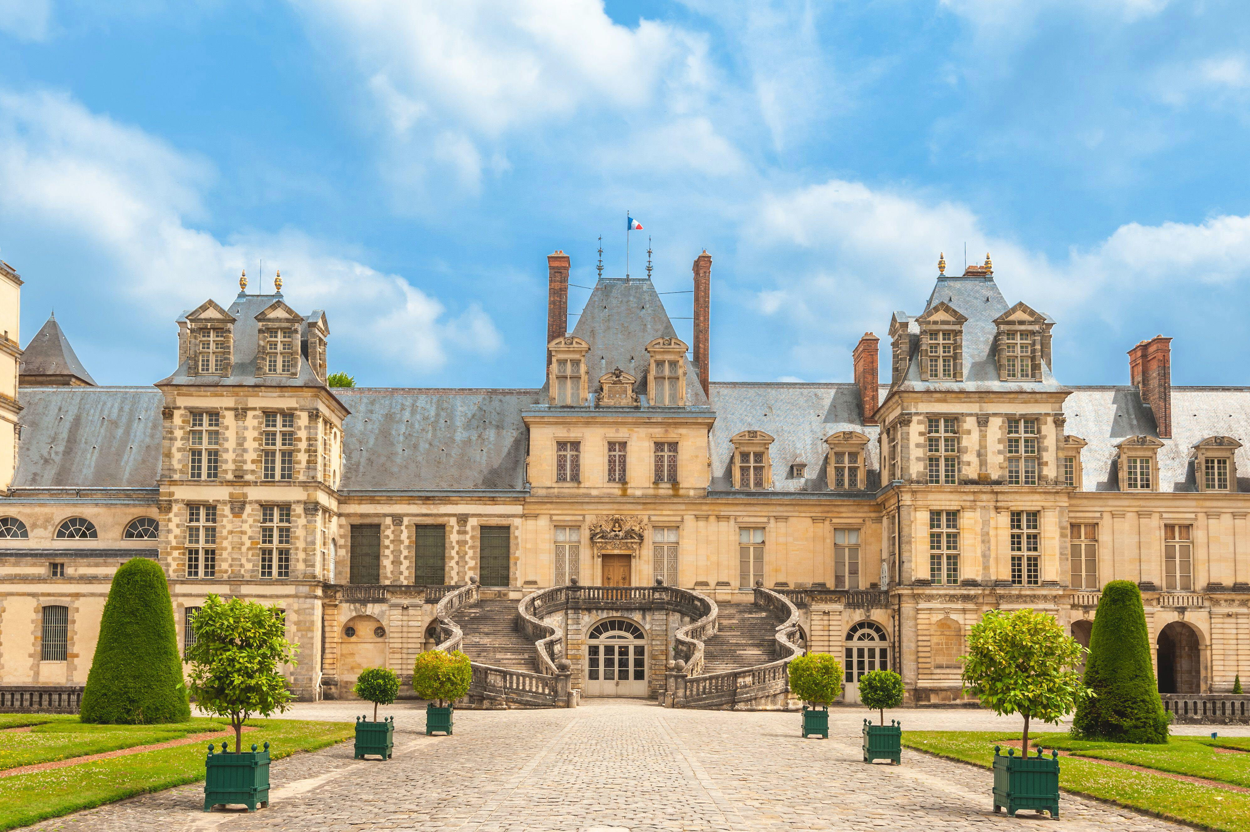 La façade du château de Fontainebleau, splendide monument de style classique et Renaissance commandé par Louis XIII en 1632, et son emblématique escalier en fer-à-cheval.