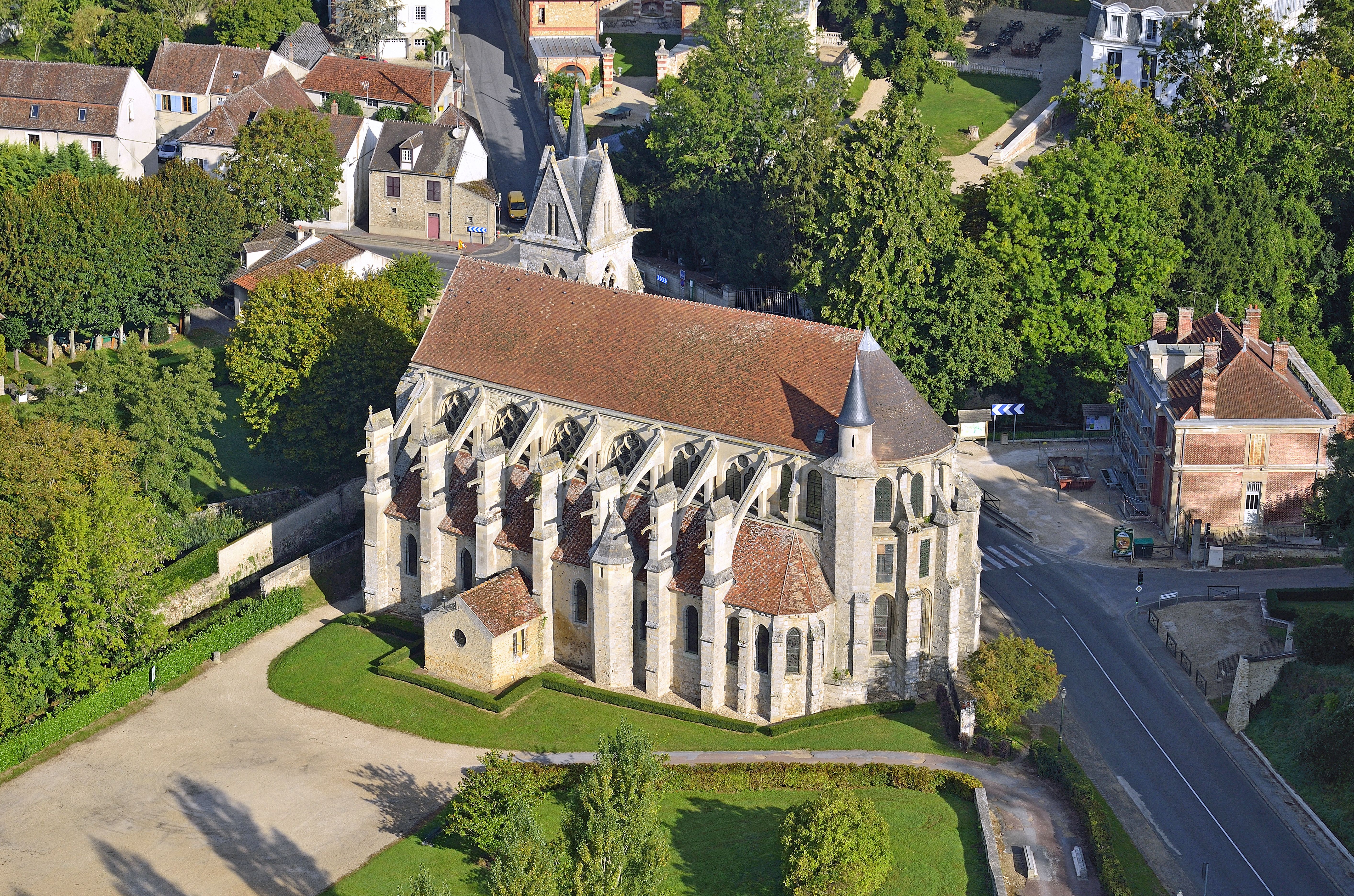 La collégiale Notre-Dame-de-l'Assomption de Crécy-la-Chapelle, ville d'eau traversée par le Grand Morin, surnommée « la Venise briarde » pour ses canaux, a été édifiée au milieu du XIIIe siècle, plusieurs fois transformée et rénovée au fil d'une Histoire mouvementée.