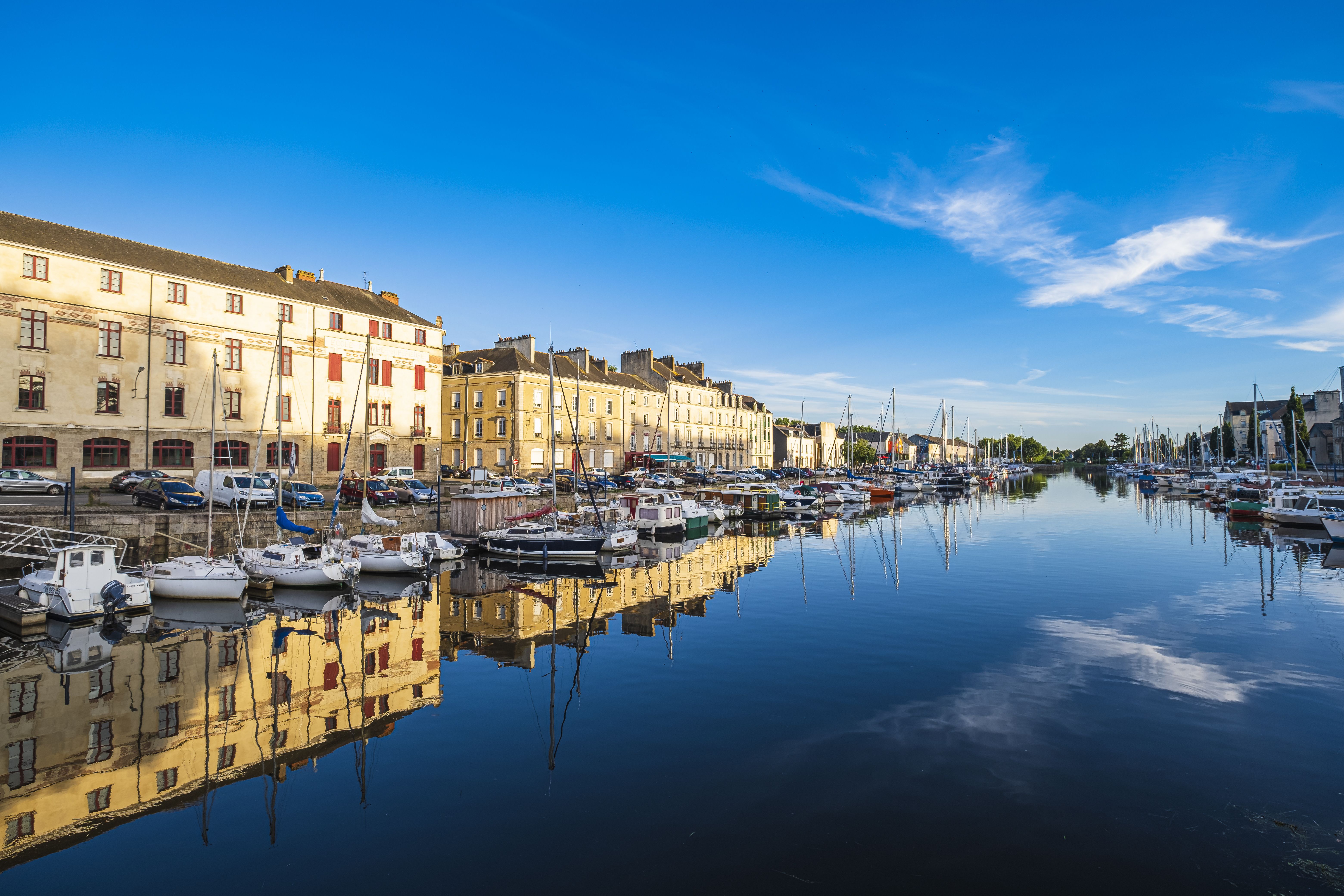  le port fluvio-maritime de Redon offre les avantages d’un port au coeur d’un centre-ville historique et dynamique, tout en profitant d’un environnement calme et verdoyant.