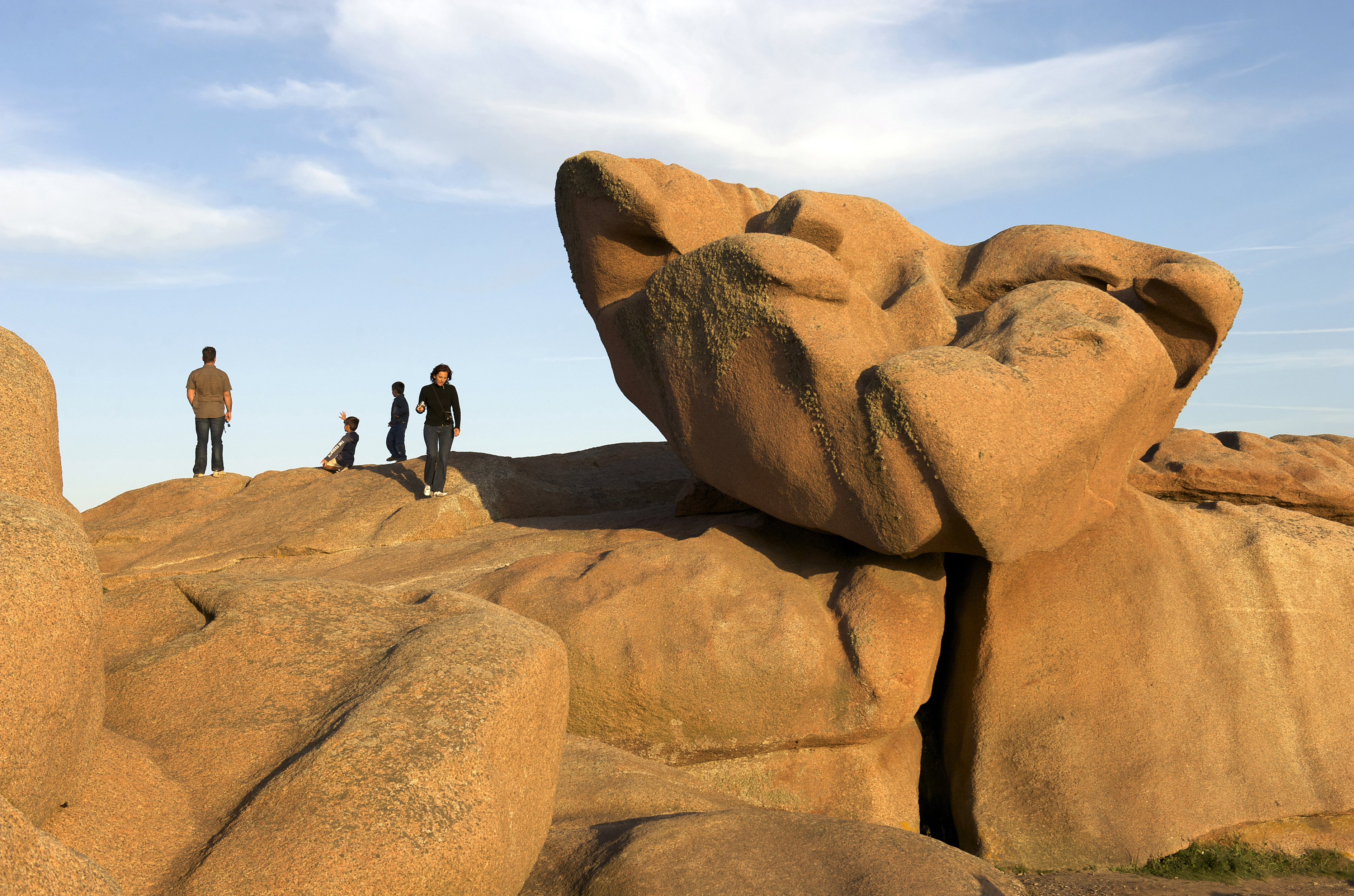Sculptés par l'érosion provoquée par le vent et la pluie, les rochers de granit rose de Ploumanac'h, qui peuvent atteindre 20 mètres de haut, ont des formes biscornues évocatrices : un visage, un lapin, une bouteille, une coquille Saint-Jacques...