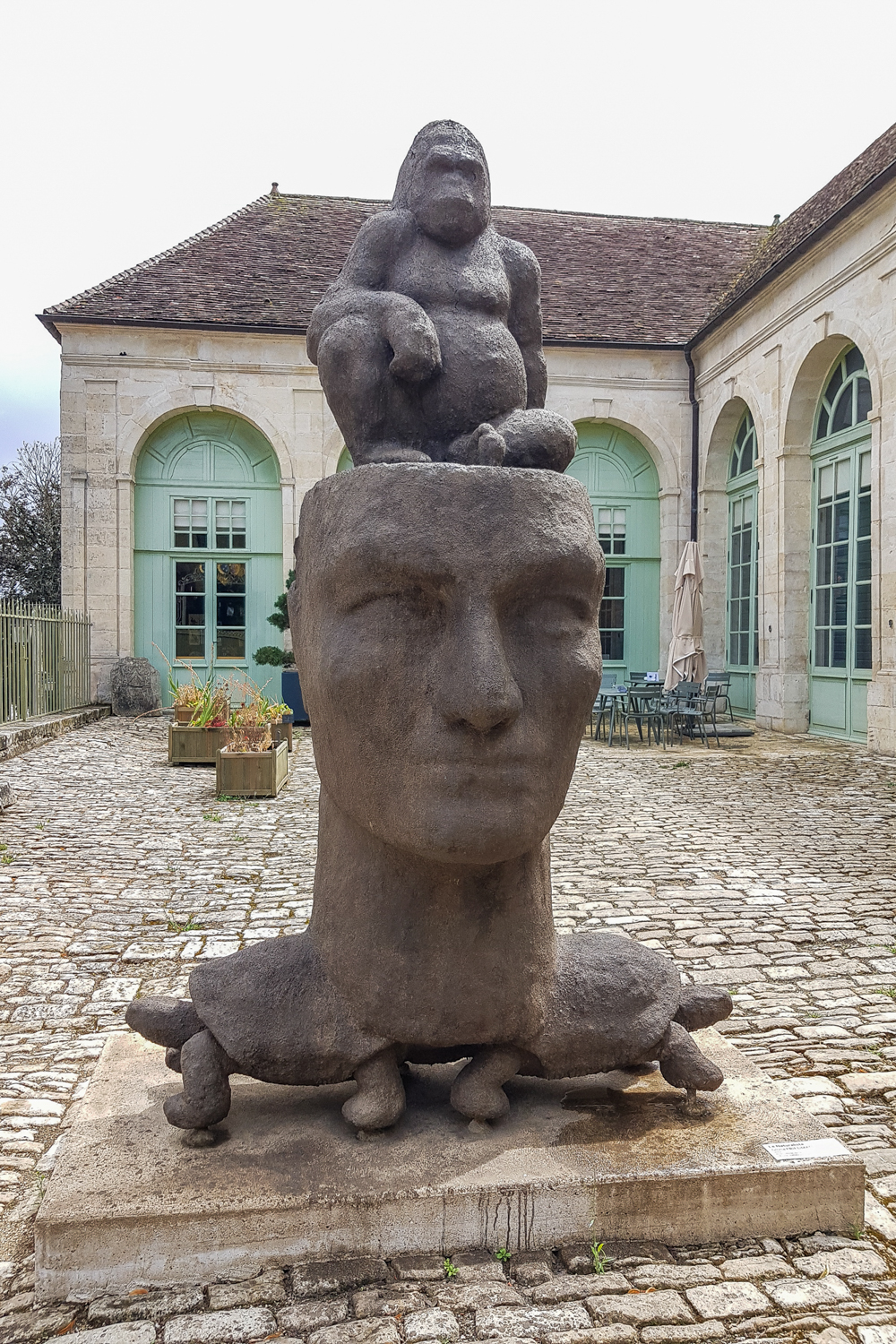 Parvis du Musée et du parc Buffon à Montbard, féerique jardin créé par le naturaliste et écrivain comte de Buffon (1707-1788), à partir de 1734 sur les vestiges du château des ducs de Bourgogne.