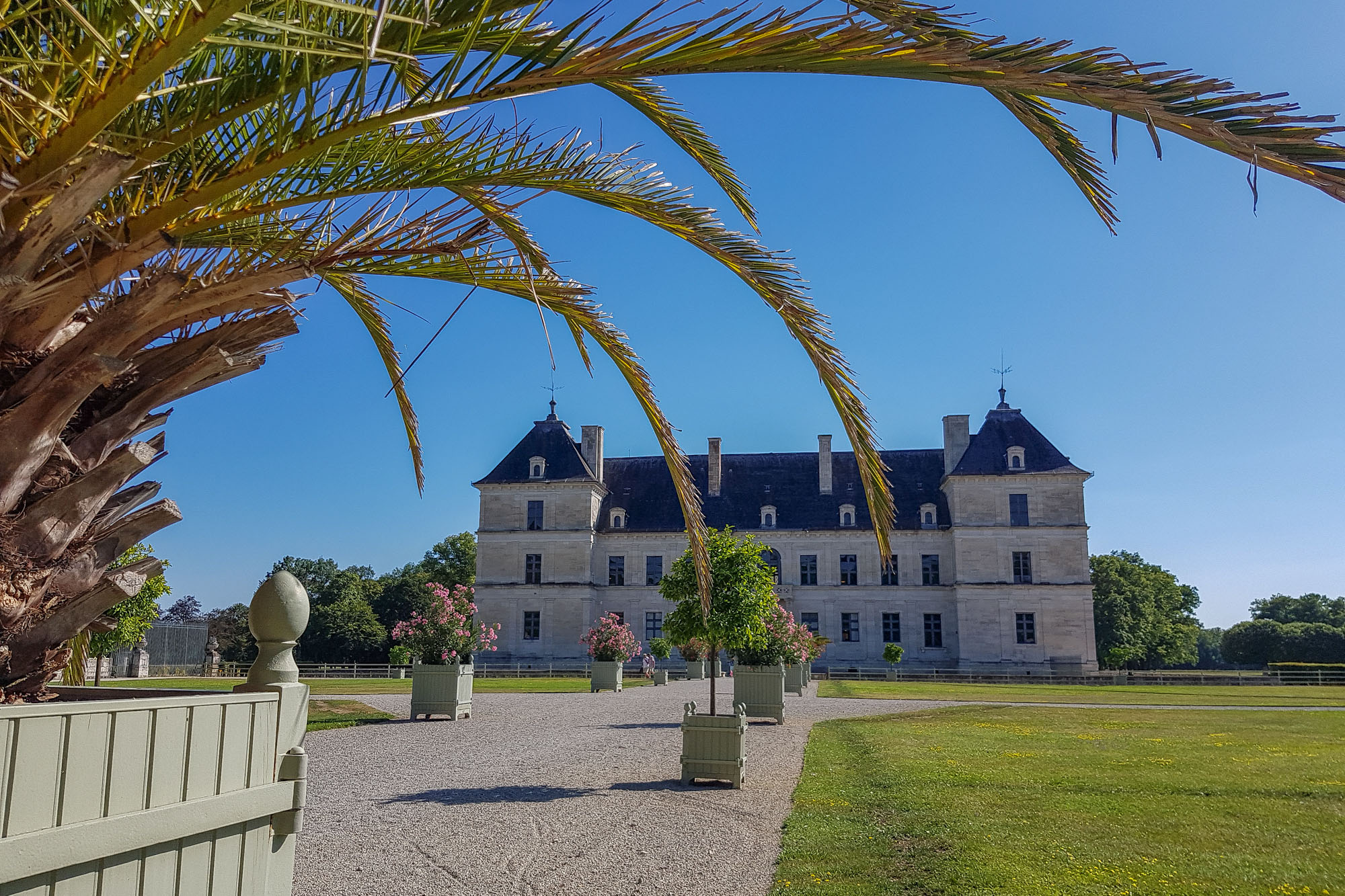 Entouré par ses jardins à la française et à l’anglaise, le château d’Ancy-le-Franc, bâti sur les plans de l’architecte italien Sebastiano Serlio (1475-1554) à partir de 1538, est l’un des premiers joyaux de la Seconde Renaissance française.