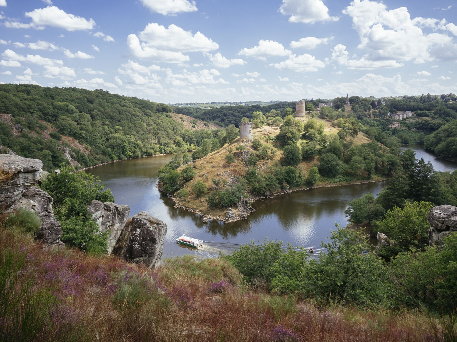 Crozant, bourg perché sur son promontoire dominant la Creuse, a été popularisé par George Sand dans les années 1830. Elleya fait venir de nombreux artistes, dont Claude Monet, qui ont reproduit les paysages lumineux et si particuliers de la « vallée des Peintres ».
