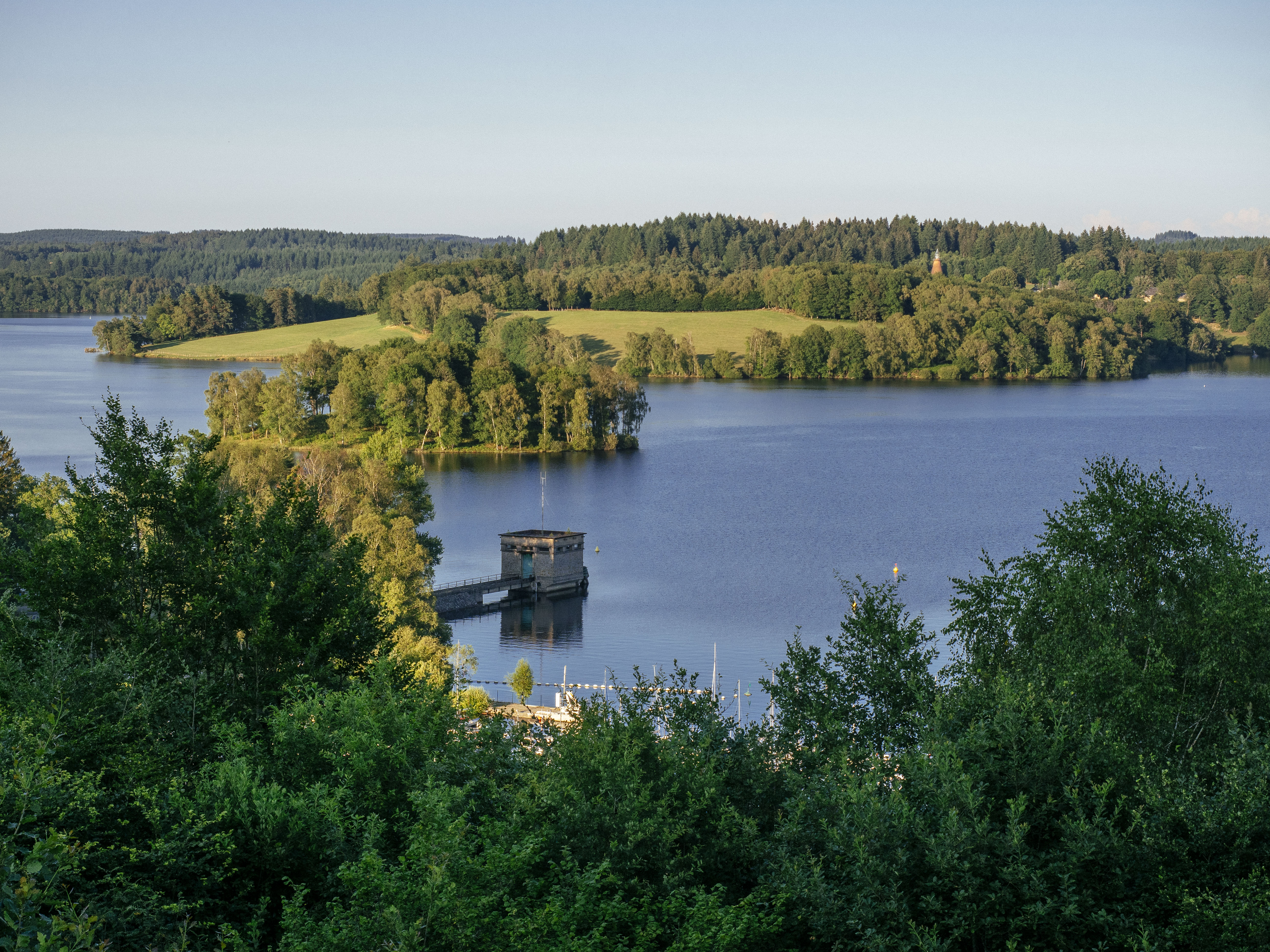 Pôle touristique et sportif de la région, équipé sur ses 45 kilomètres de rivage de plages, d’une base nautique, d’hébergements, le lac artificiel de Vassivière, entouré de tourbières, landes et forêts, est le plus grand lac du Limousin (10 km2). Balades à cheval, randonnées pédestres ou avec un âne, VTT, pêche... nombre d’activités nature y sont proposées. En son centre, une île de 70 hectares abrite le Centre international d’art et du paysage de Vassivière dédié à l’art contemporain.