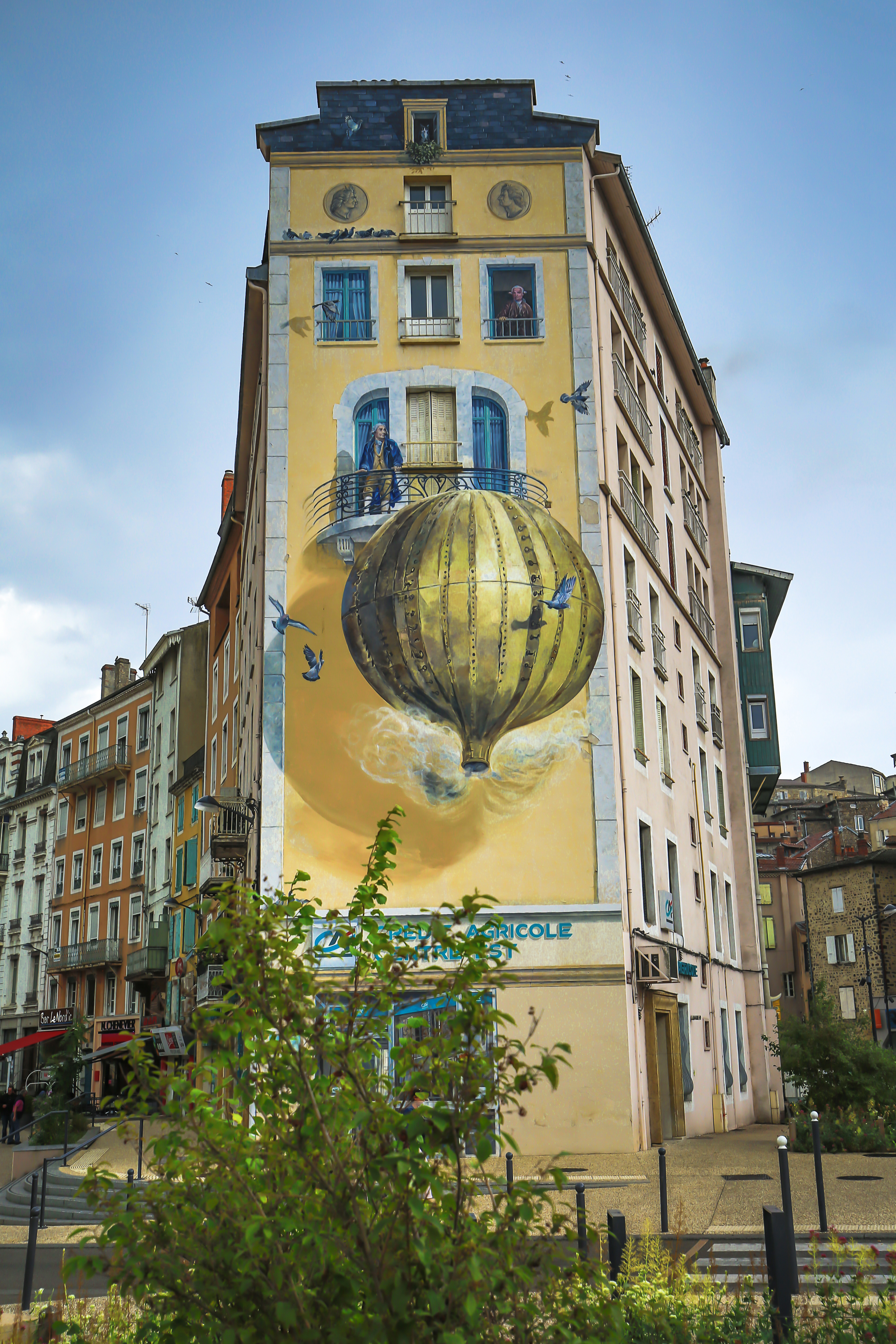 Place des Cordeliers à Annonay, une fresque murale rappelle que le premier envol public d'un ballon à air chaud a été réalisé ici même par les frères Montgolfier, le 4 juin 1783.